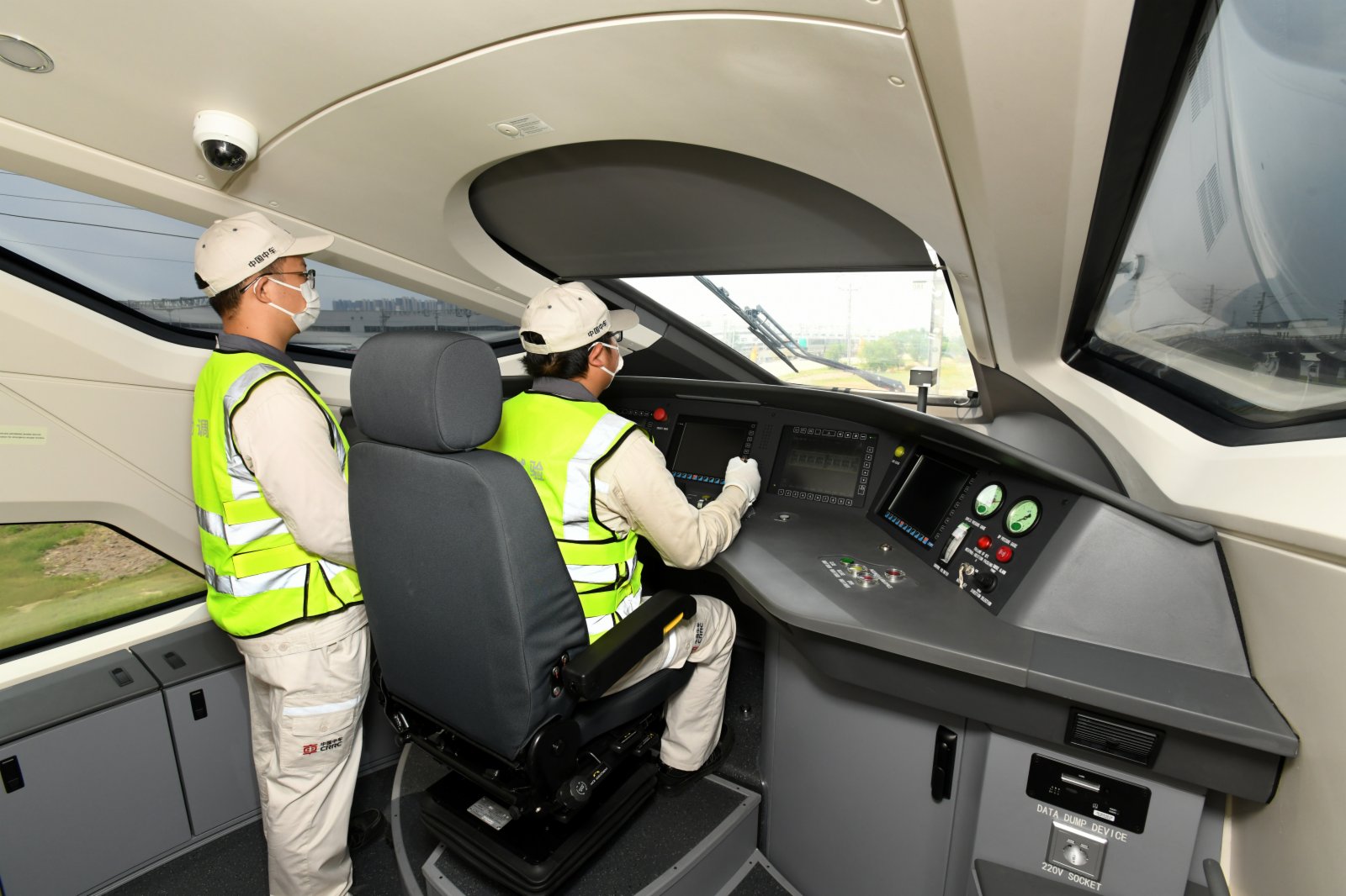 8月5日，工程人員駕駛雅萬高鐵高速動車組行駛在位於山東省青島市的中車四方股份公司環形試驗線上。（新華社）
