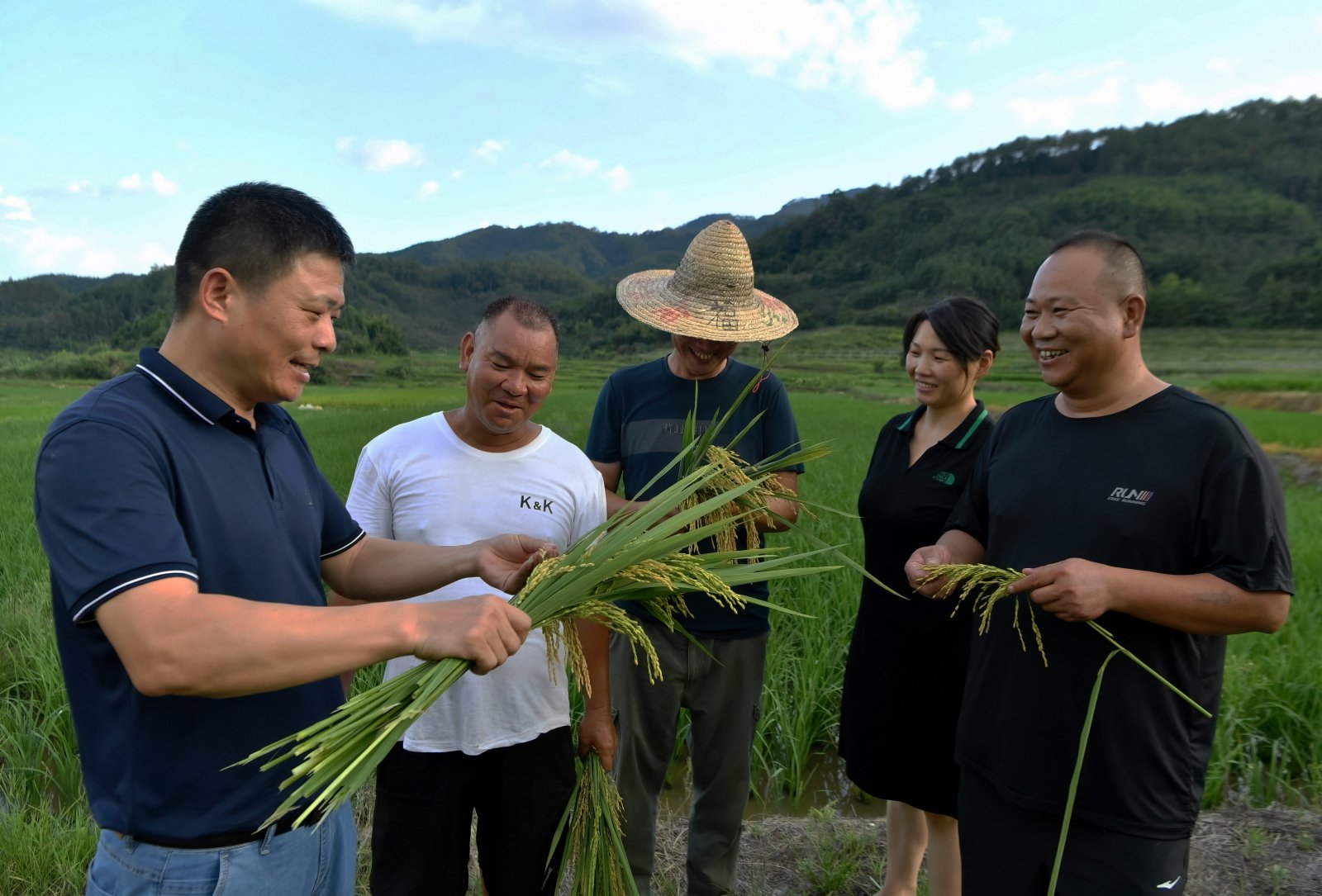 在福建南平市延平區南山鎮，科技特派員陳鐘佃（左一）向當地農民講解水稻種植相關技術。（新華社）