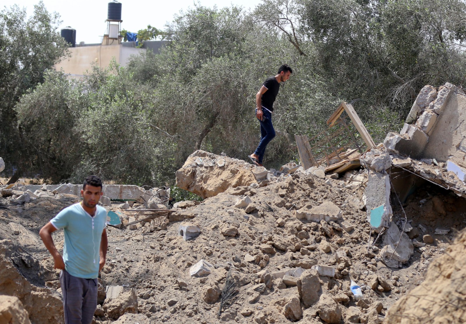 人們在加沙地帶南部城鎮汗尤尼斯查看空襲後的廢墟。新華社