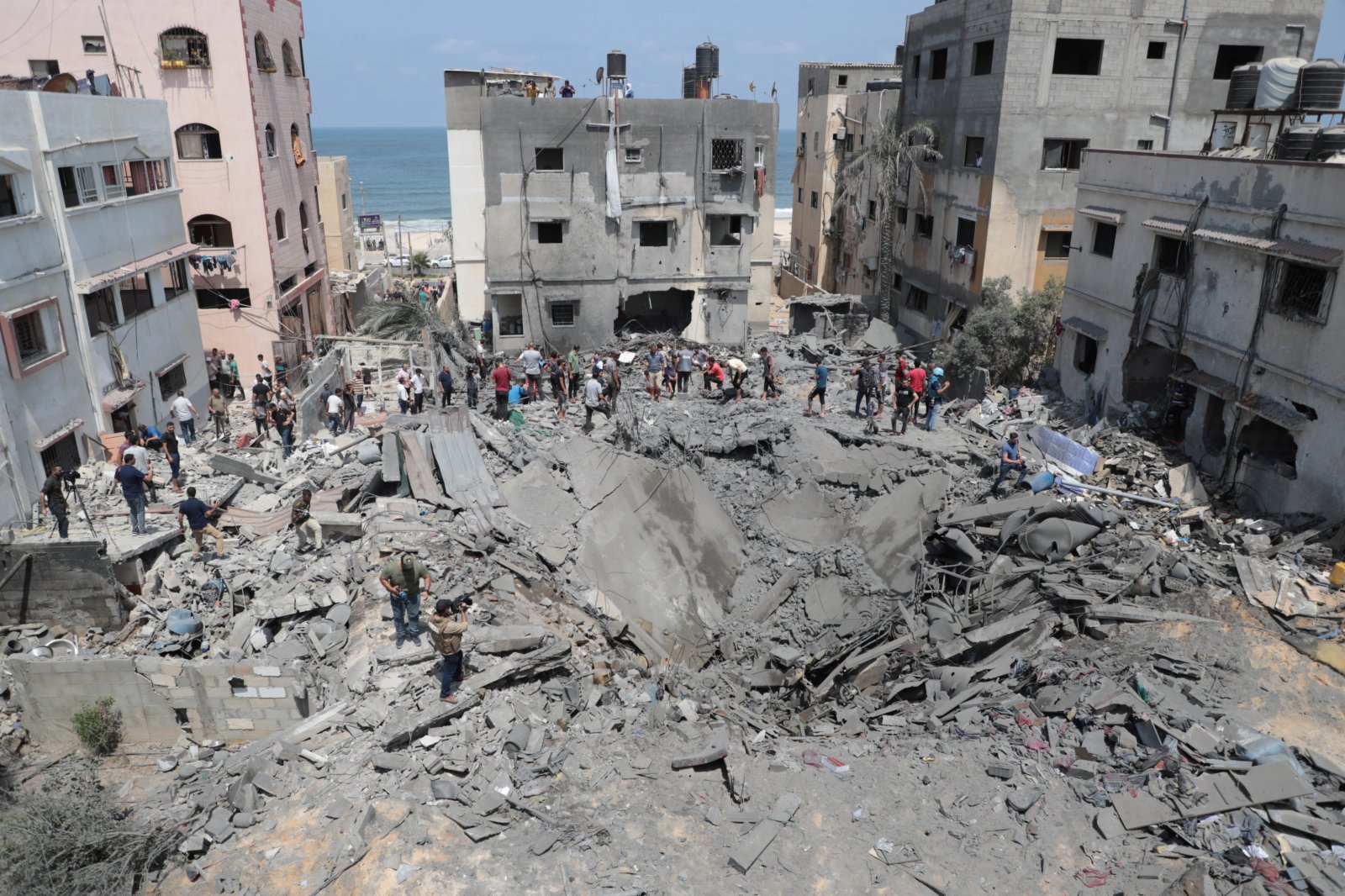 人們在加沙城查看空襲後的廢墟。新華社