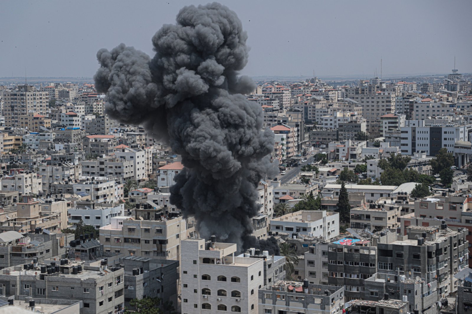 8月6日，加沙城遭遇空襲後升起濃煙。新華社