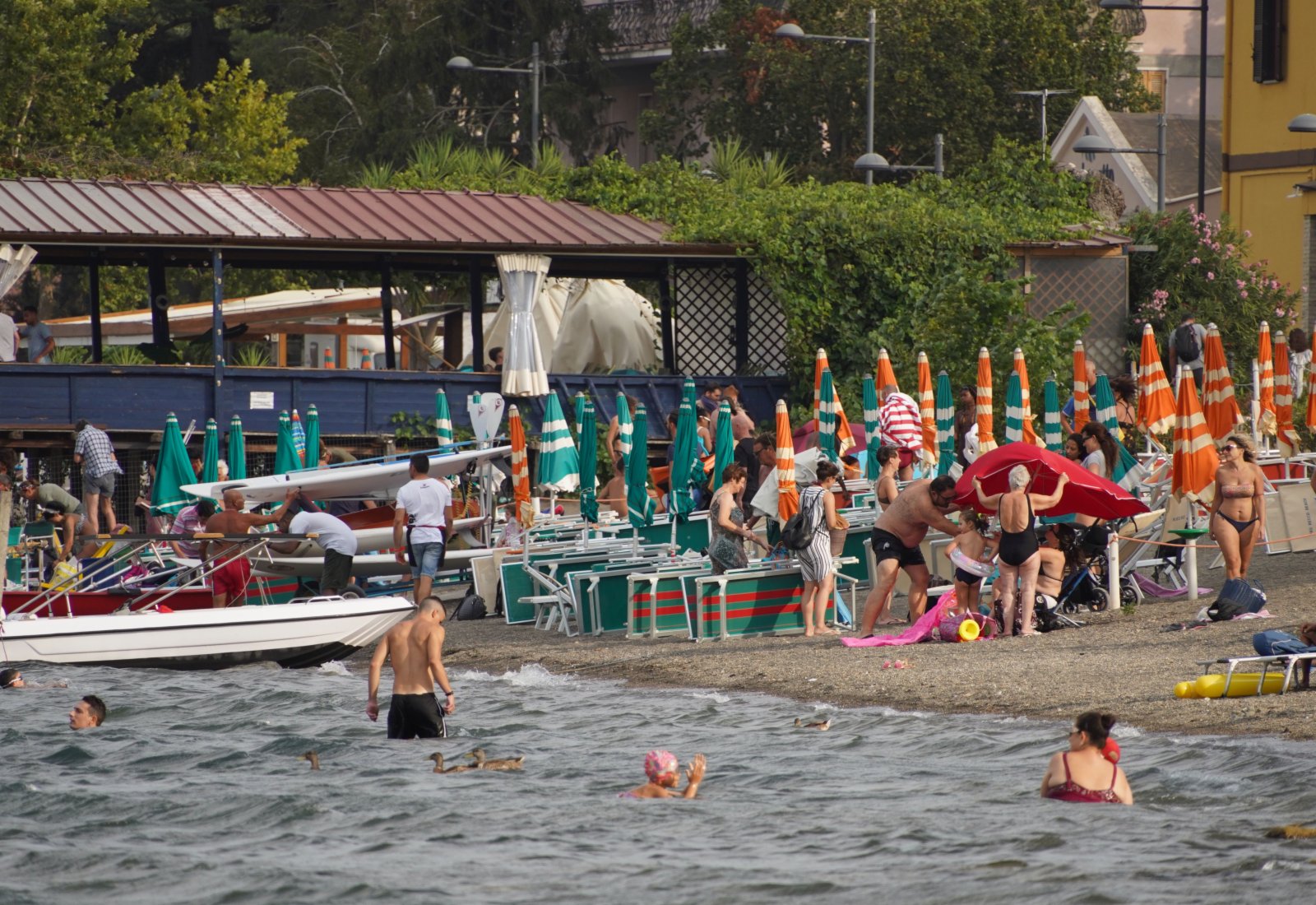 8月7日，遊客在意大利布拉恰諾湖戲水休閒。（新華社）