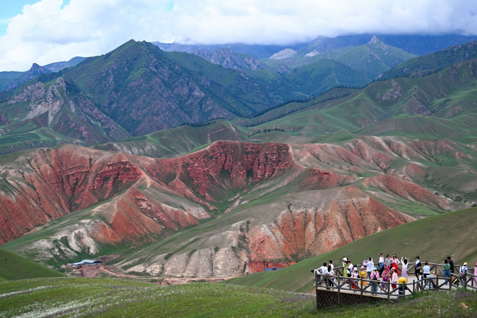 8月10日，遊客在青海省海北藏族自治州祁連縣卓爾山景區內遊玩。（新華社）