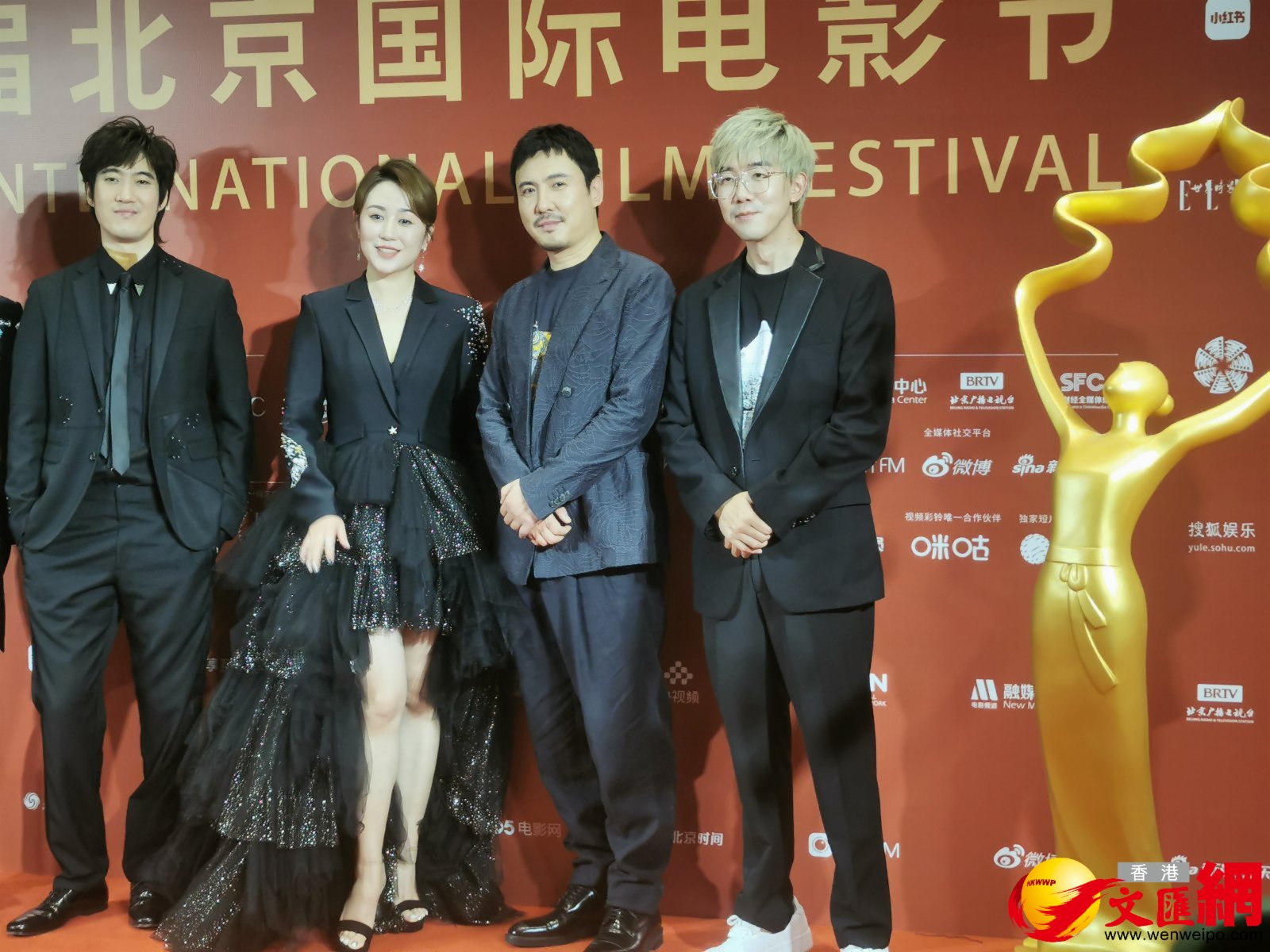 演員馬麗(左二)、沈騰(左三)攜電影《獨行月球》參加今年北京國際電影節。（香港文匯網記者張帥攝）