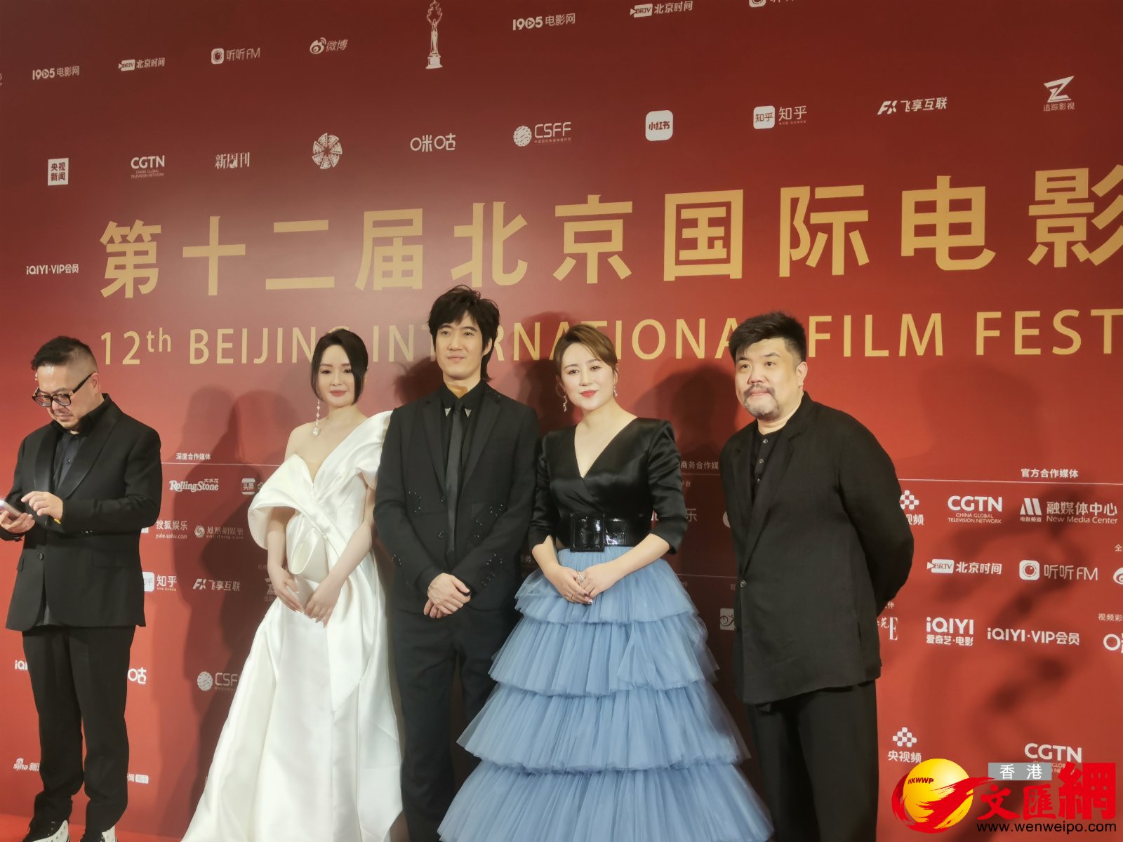 喜劇女演員馬麗(右二)等參加北京國際電影節開幕式紅毯。（香港文匯網記者馬曉芳攝）