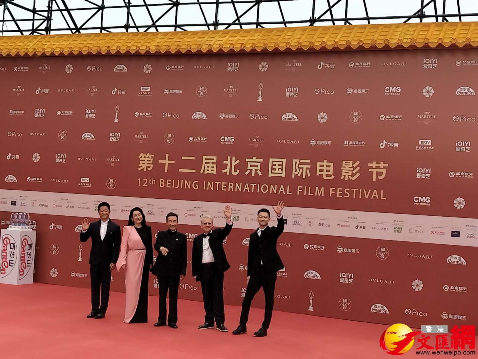第十二屆北京國際電影節天壇獎國際評委會成員李雪健（中）、郭帆、柯文思（Malcolm Clarke）、秦海璐、 吳京（左一）首批登上紅毯。（香港文匯網記者馬曉芳攝）