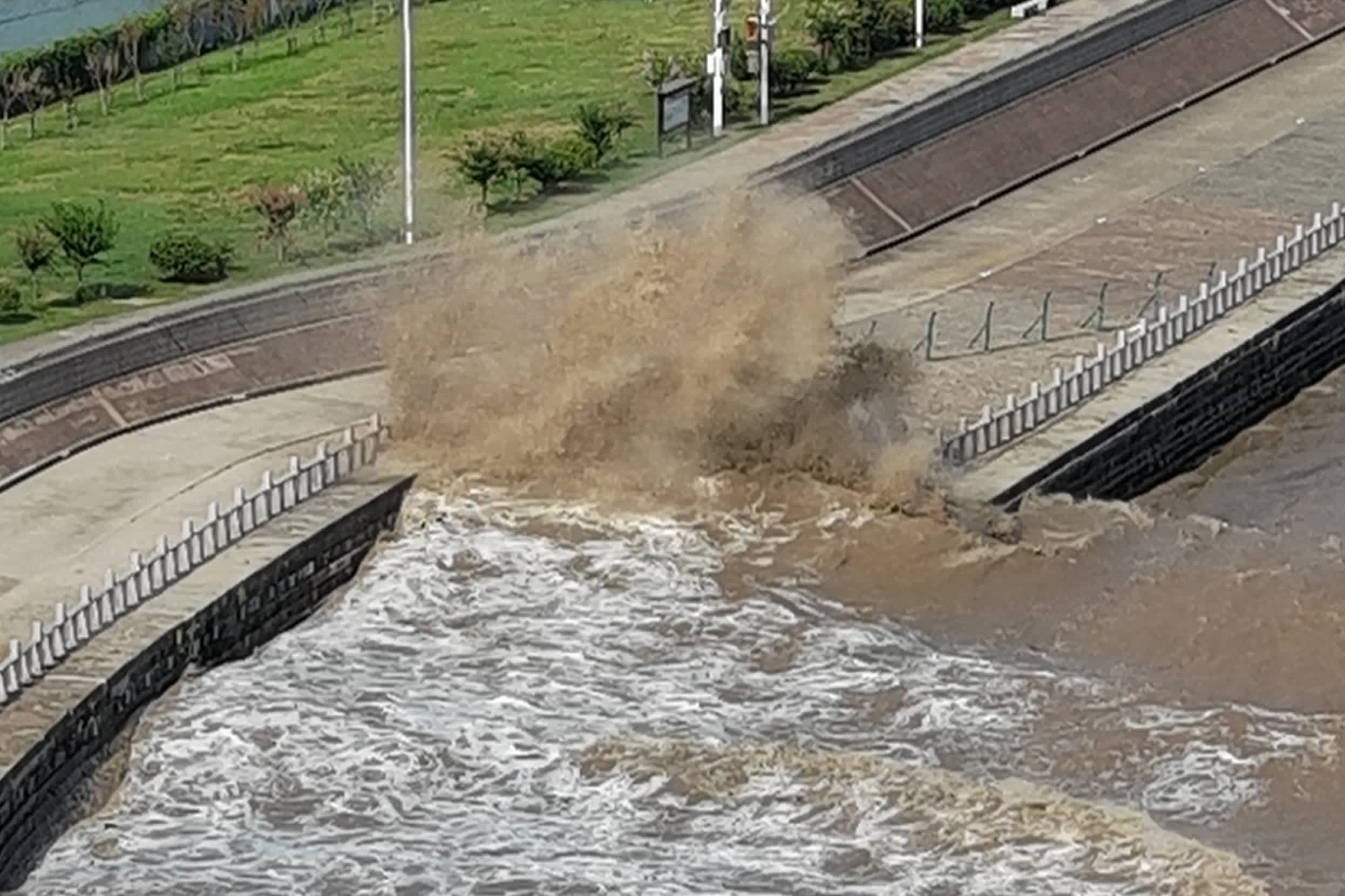 8月15日，浙江嘉興，錢塘江「鬼王潮」的回頭潮撞擊海塘折角，形成了衝天潮。中新社