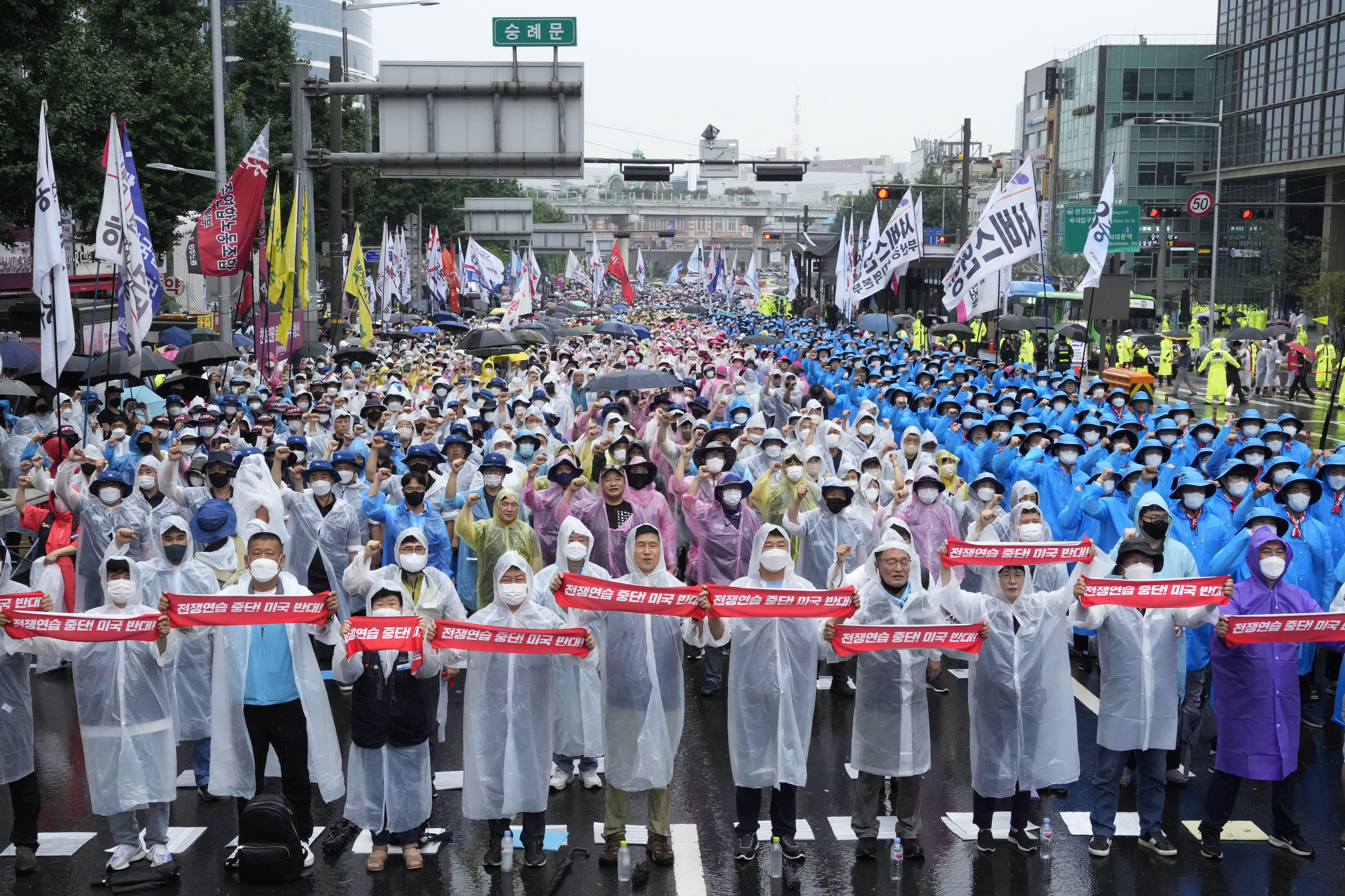「美國佬滾回家！」韓國數千夷易近眾冒雨舉行反美集會