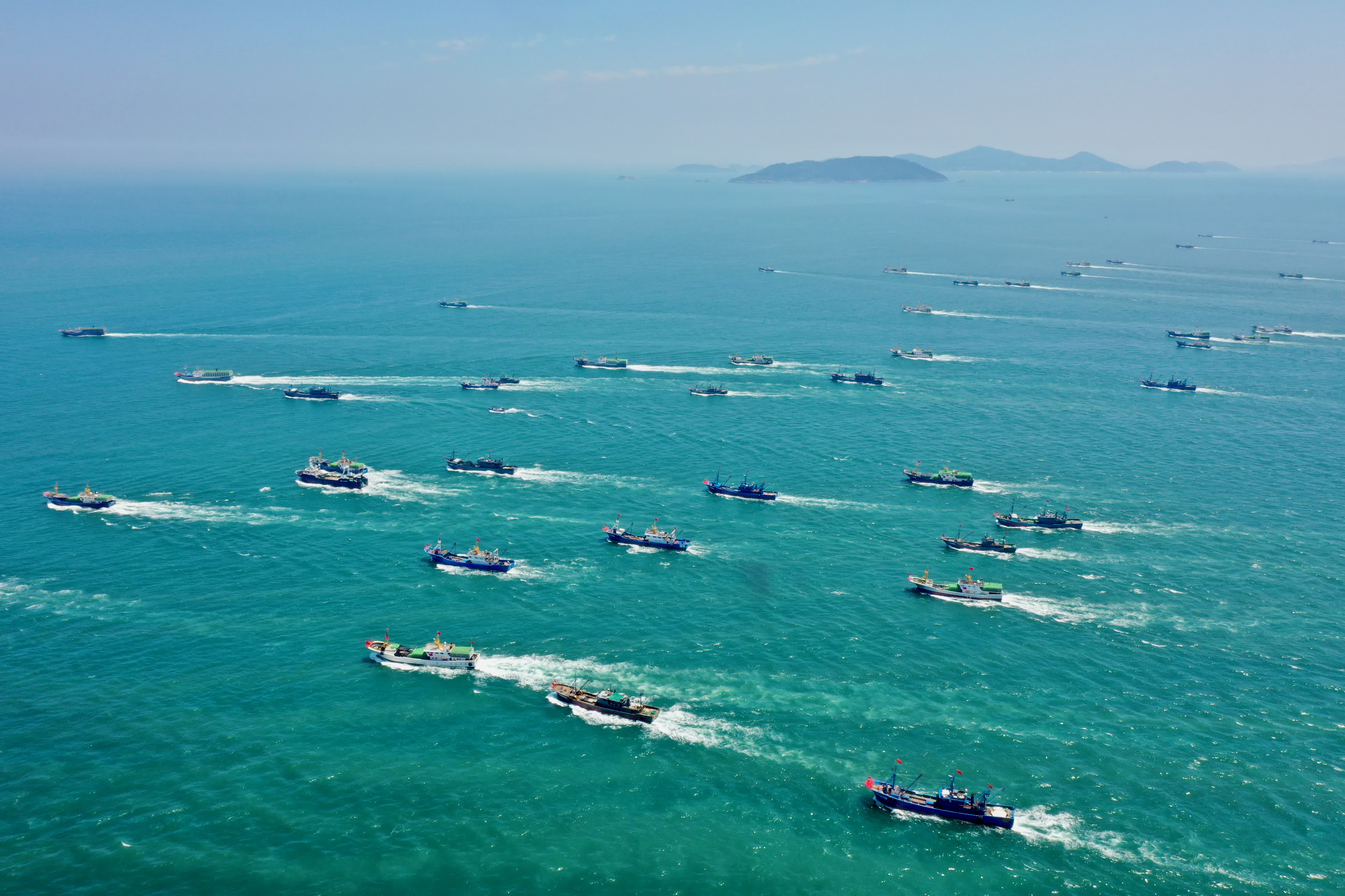 黃岐中心漁港開漁出海的漁船在海面航行。（新華社）