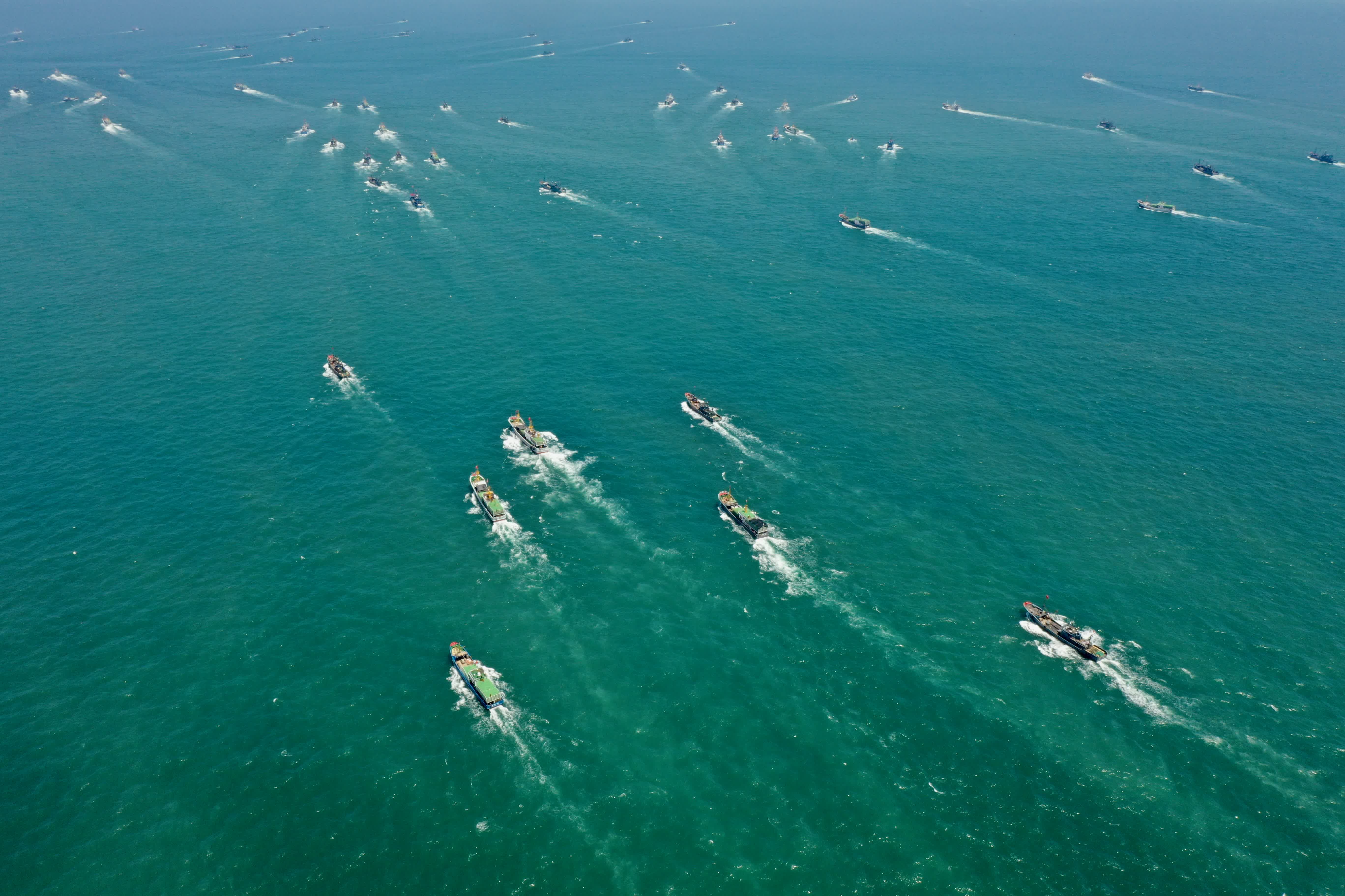 黃岐、苔菉兩個中心漁港開漁出海的漁船在海面航行。（新華社）