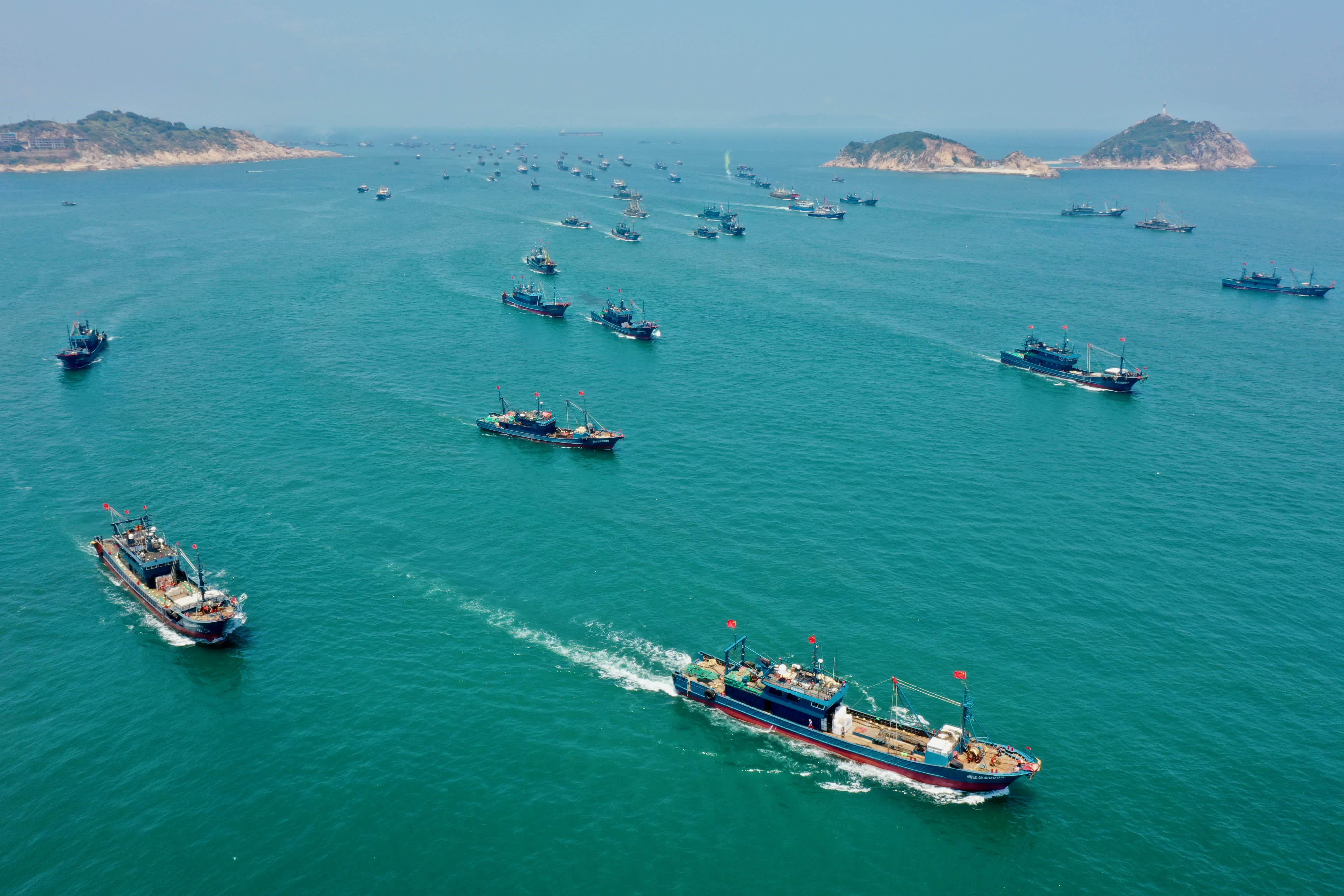 苔菉中心漁港開漁出海的漁船在海面航行。（新華社）
