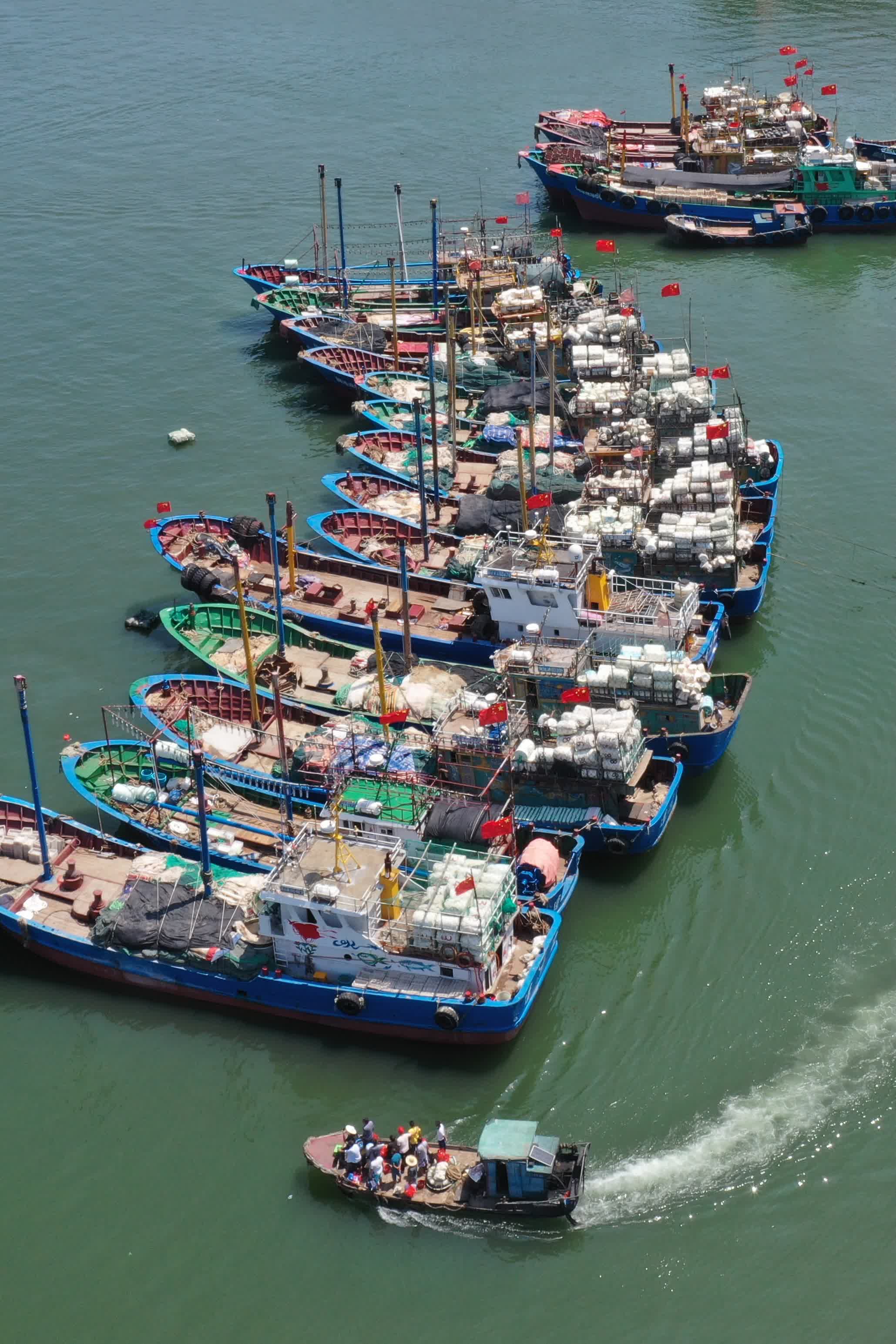苔菉中心漁港內漁民在為開漁出海做準備。（新華社）