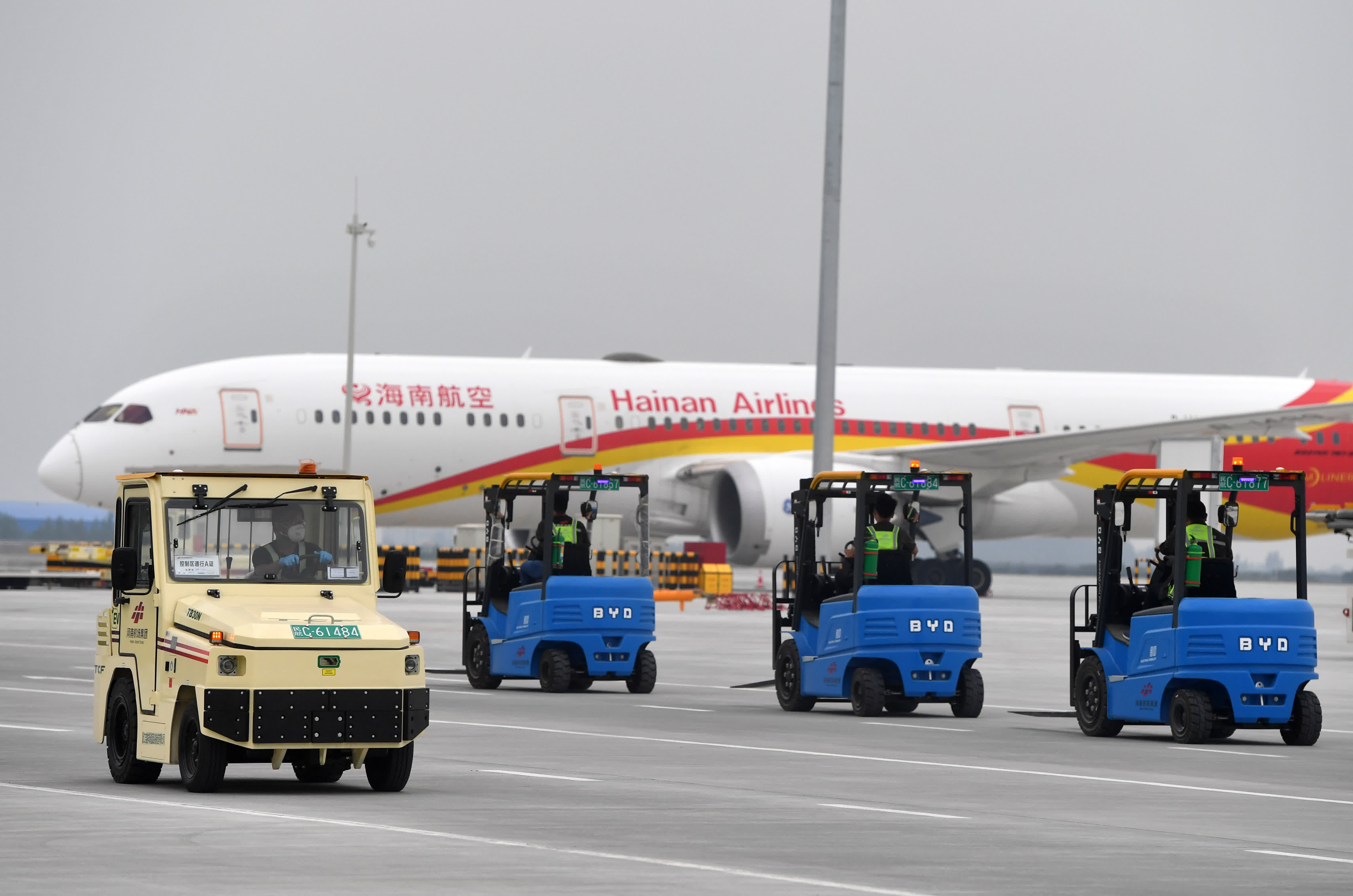 8月16日，在鄭州機場北貨運區飛行區，工作人員駕駛牽引車及叉車，準備裝貨。（新華社）
