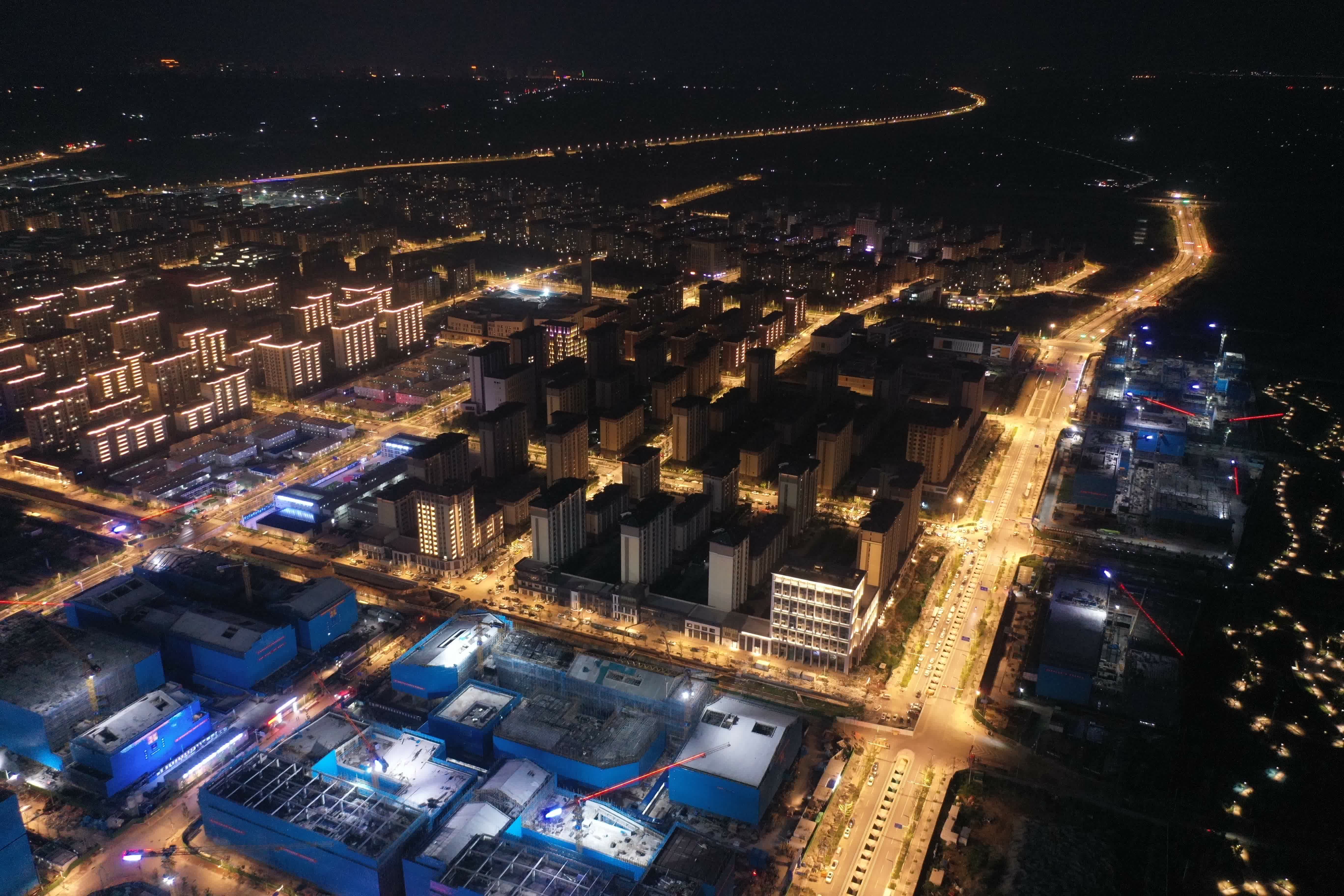  河北雄安新區容東片區雄安·電建智匯城建設項目夜景。（新華社）