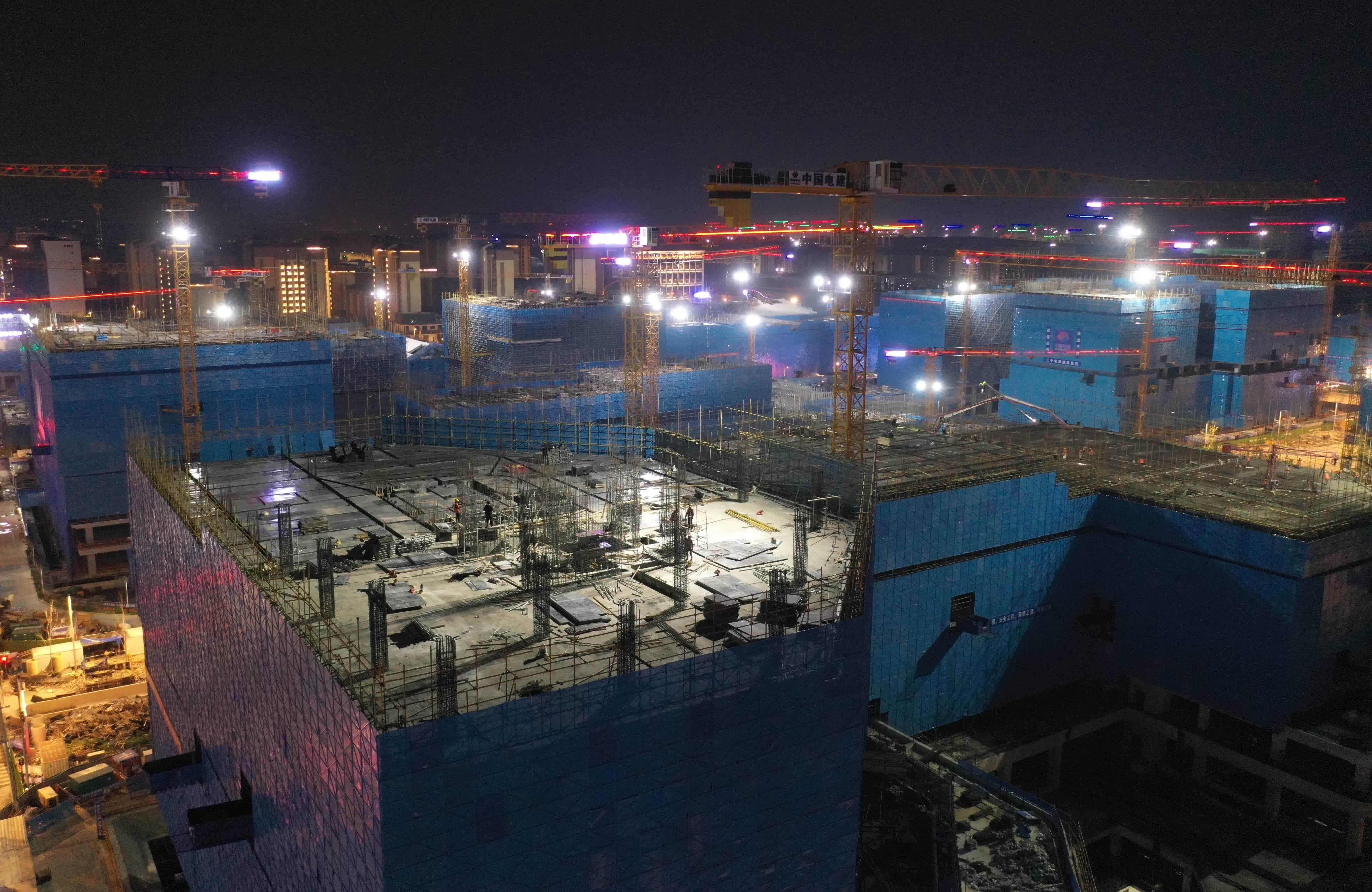  河北雄安新區容東片區雄安·電建智匯城建設項目夜景。（新華社）