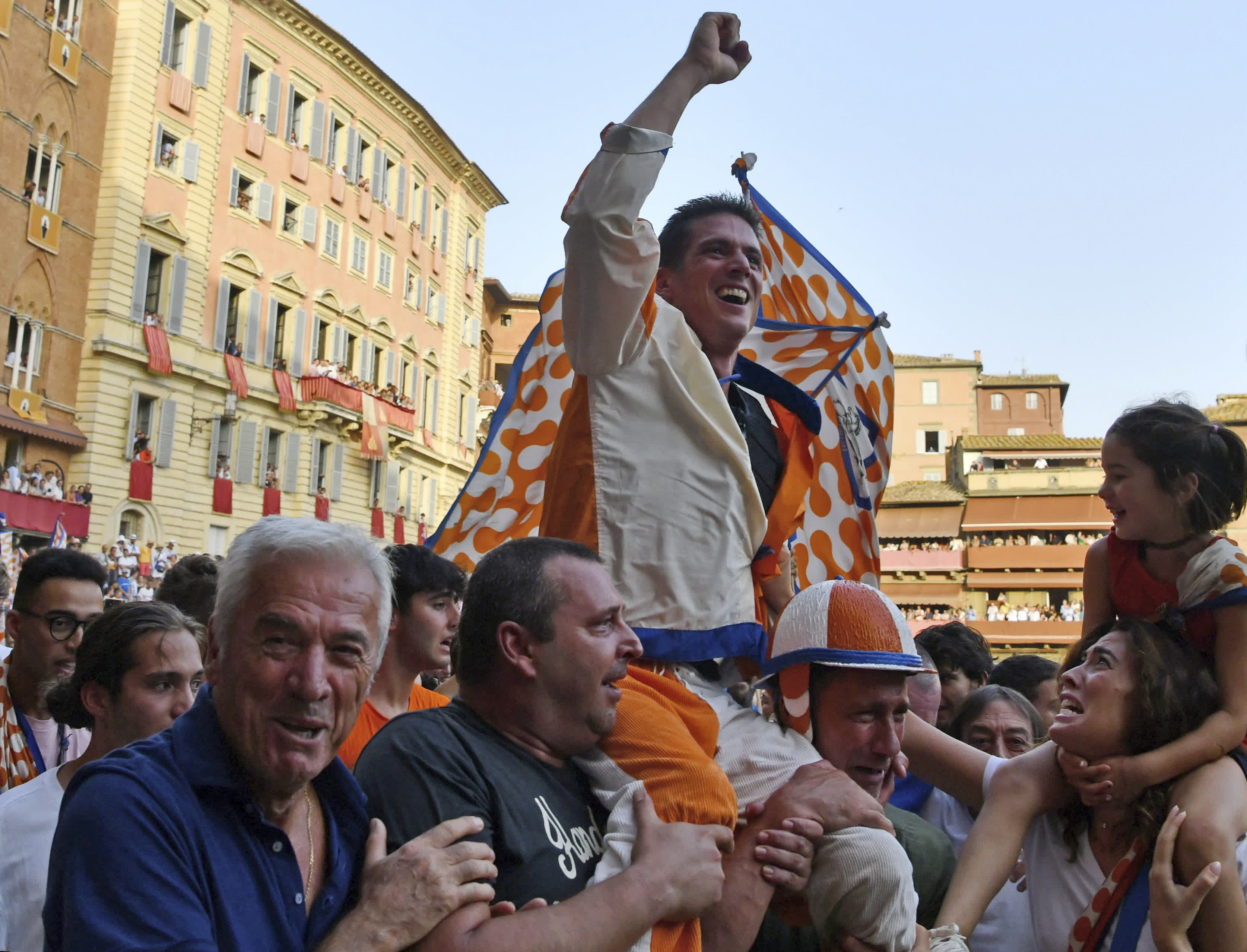 8月17日，獲勝騎手和支持者在意大利錫耶納慶祝勝利。（新華社）