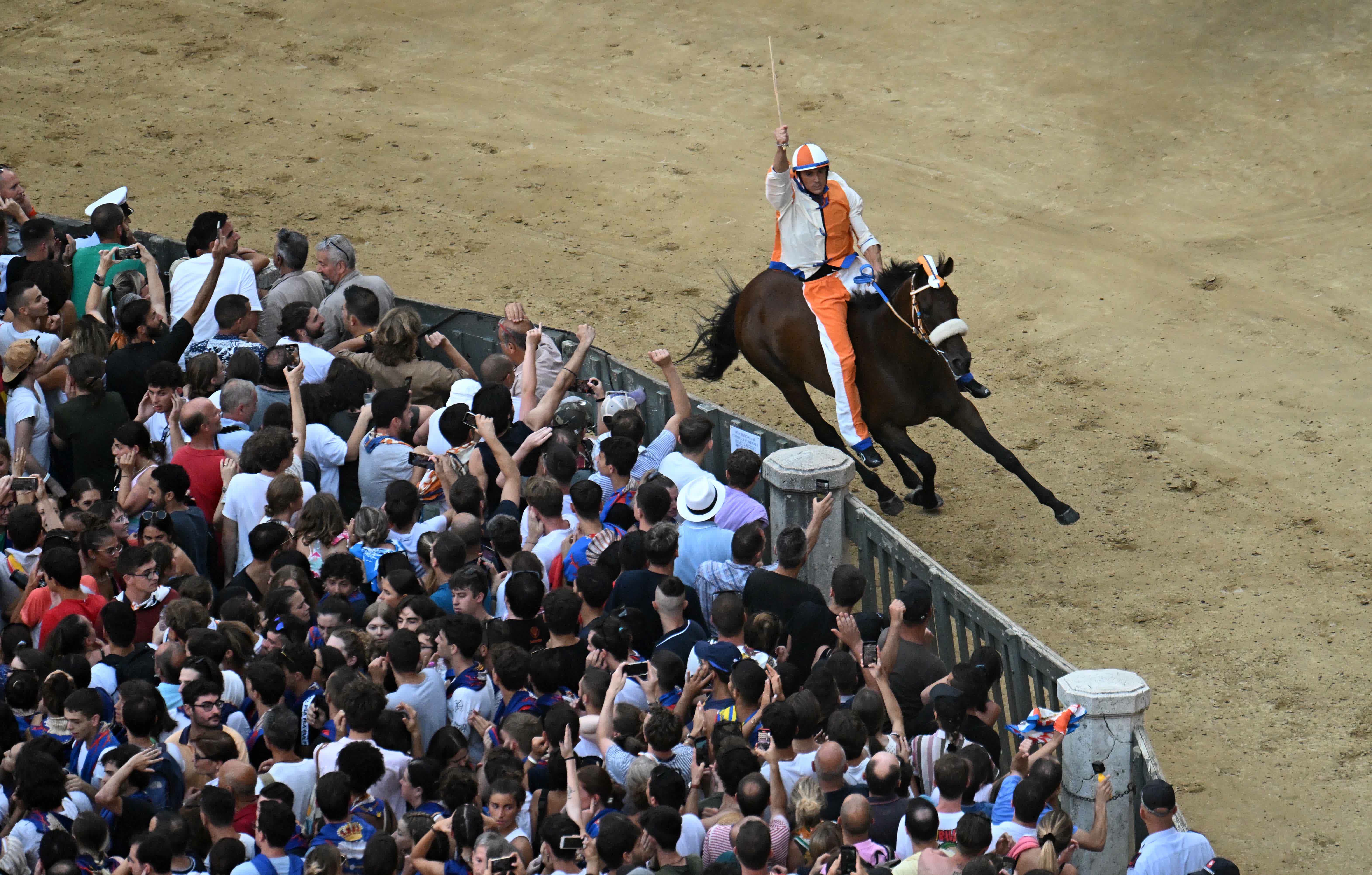8月17日，騎手在意大利錫耶納參加傳統賽馬節。（新華社）