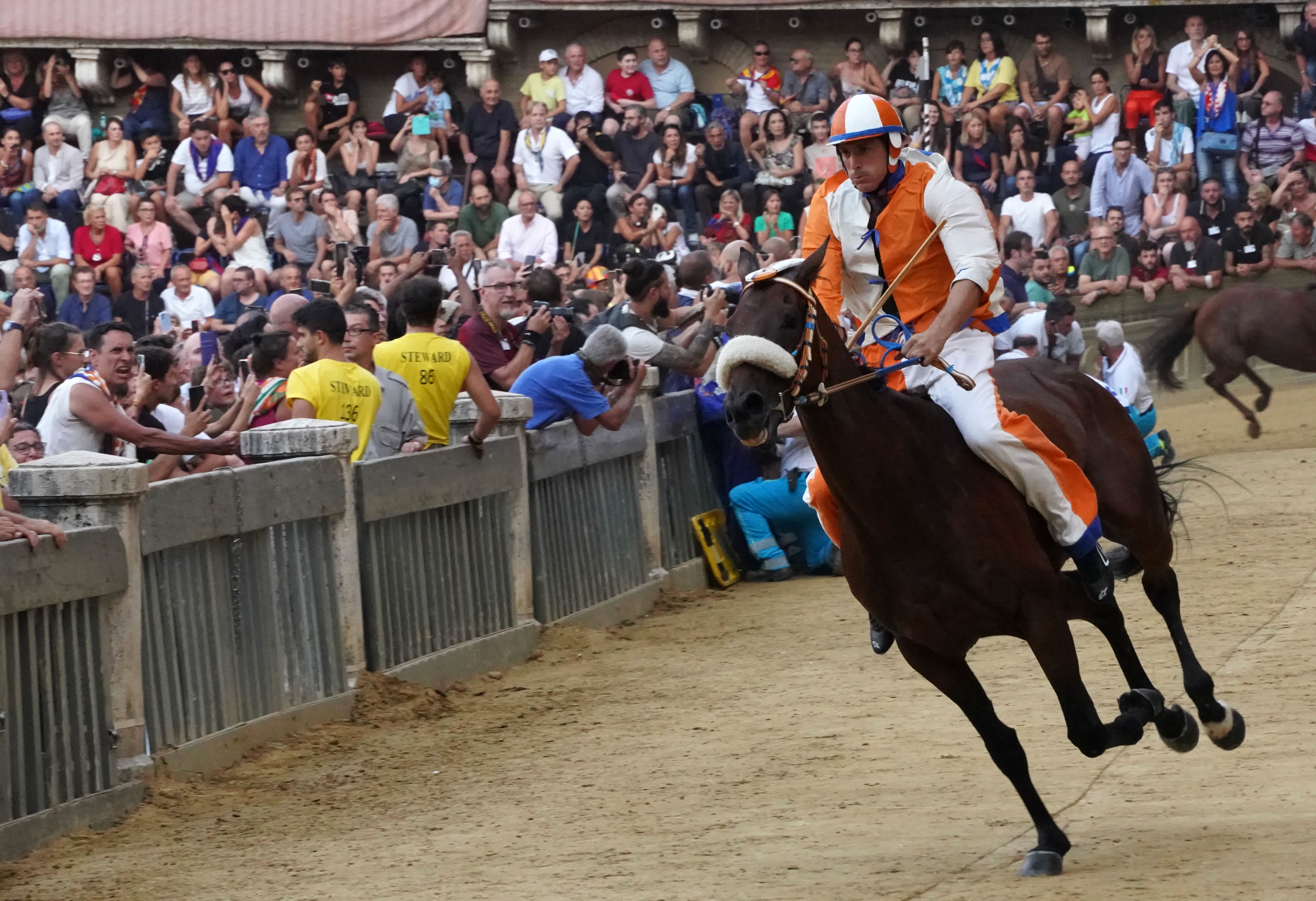8月17日，騎手在意大利錫耶納參加傳統賽馬節。（新華社）