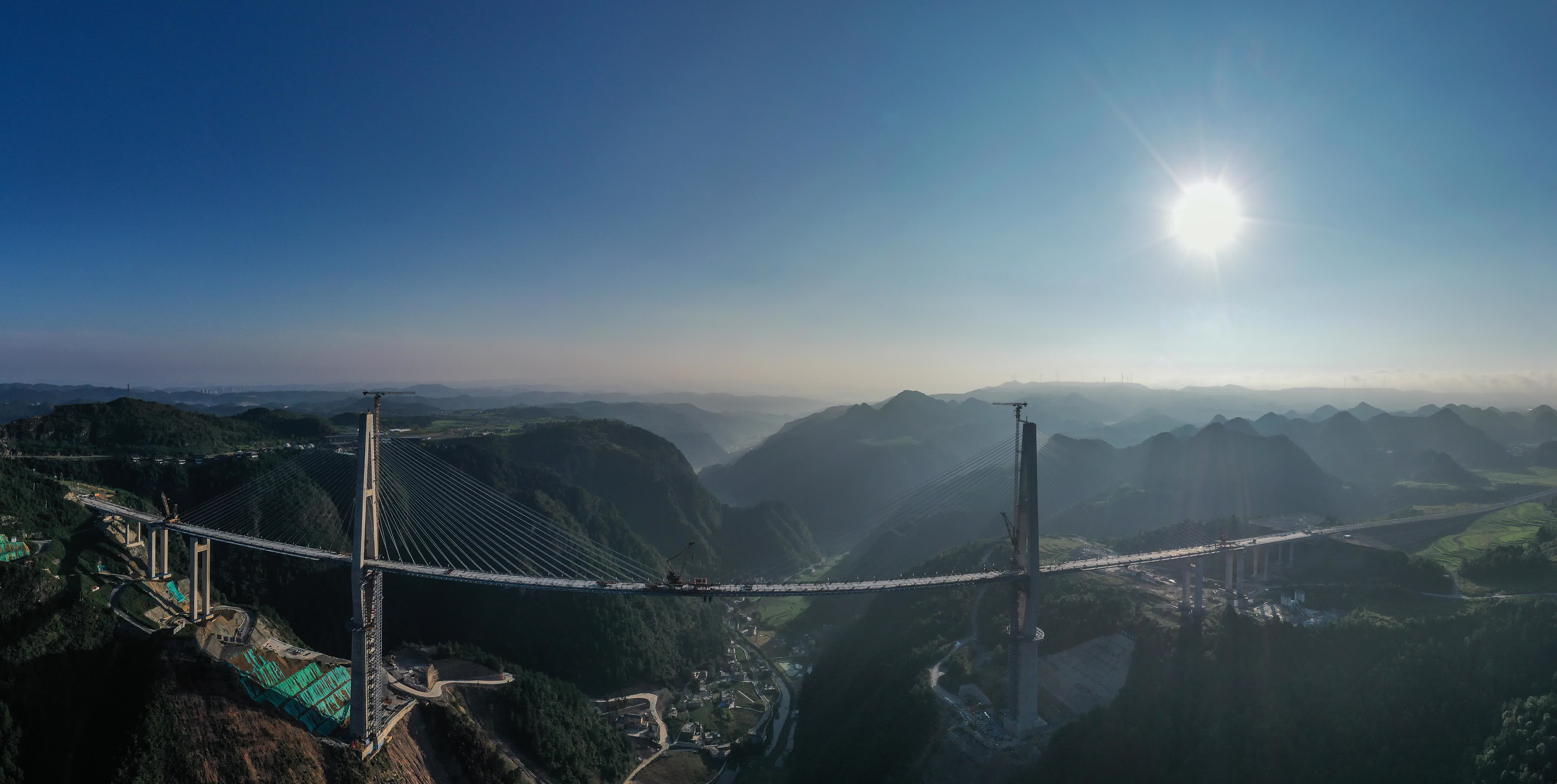 8月19日拍摄的贵州龙里河大桥（无人机照片）。（新華社）