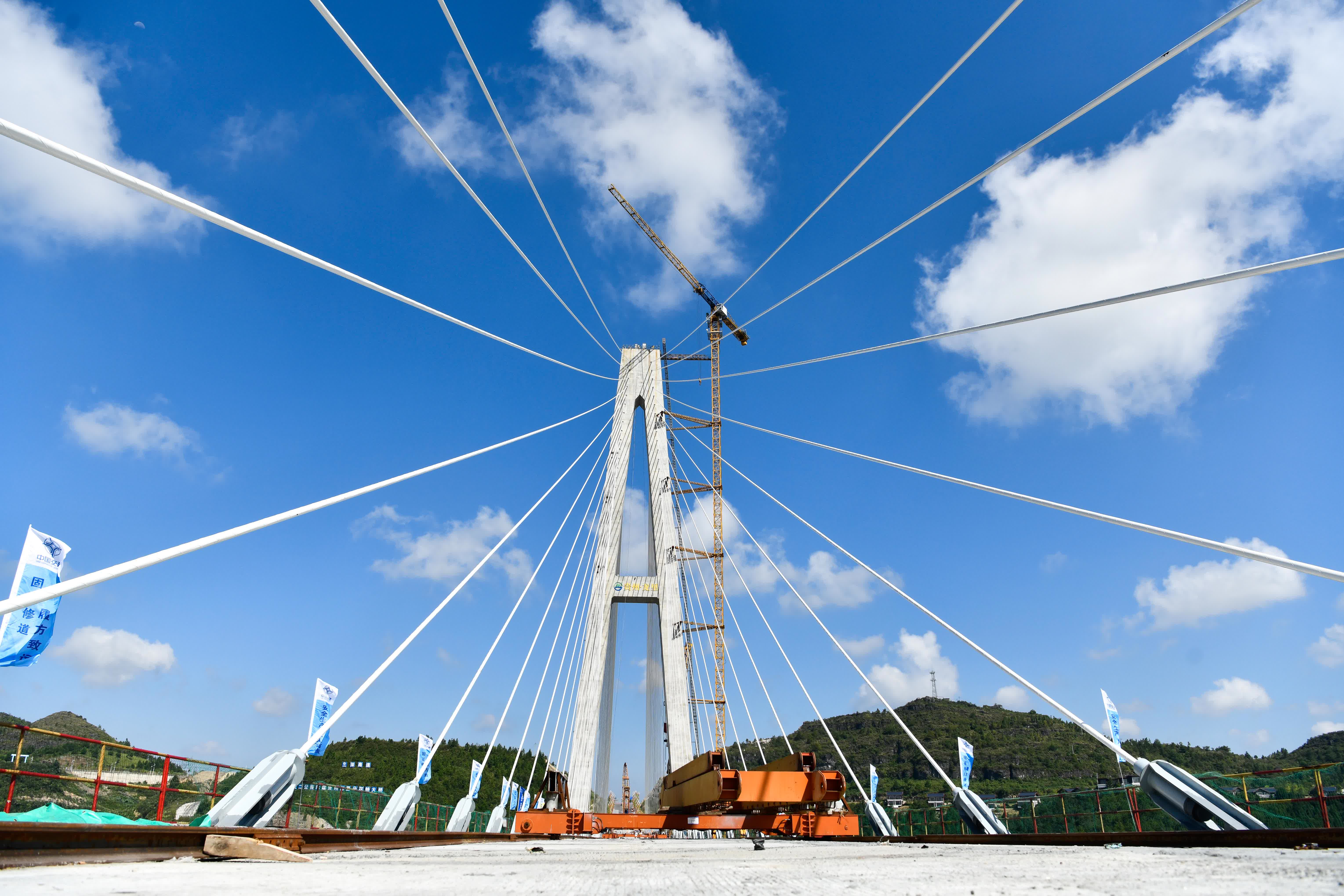 8月19日拍摄的贵州龙里河大桥（无人机照片）。（新華社）