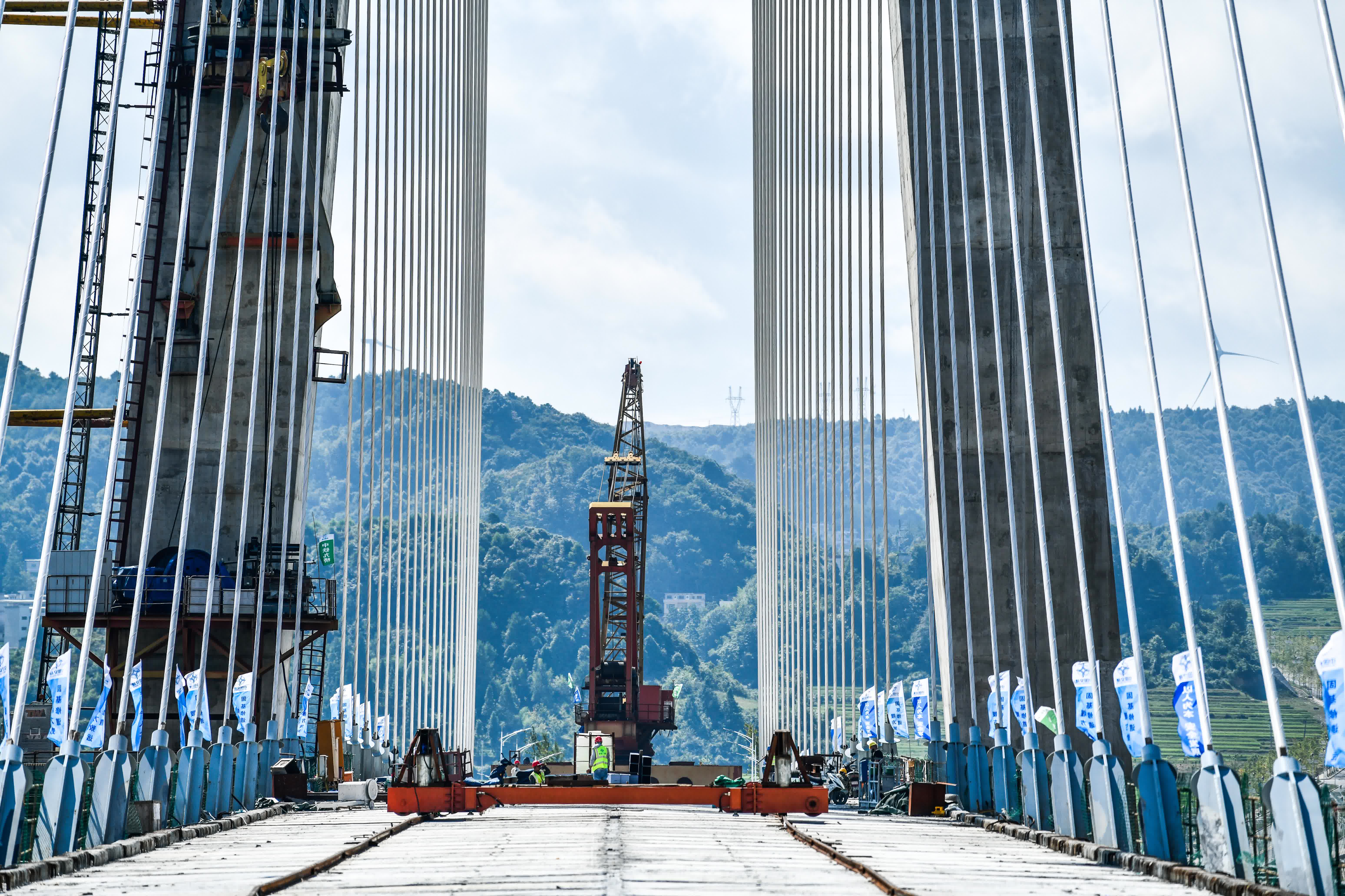 8月19日拍摄的贵州龙里河大桥（无人机照片）。（新華社）