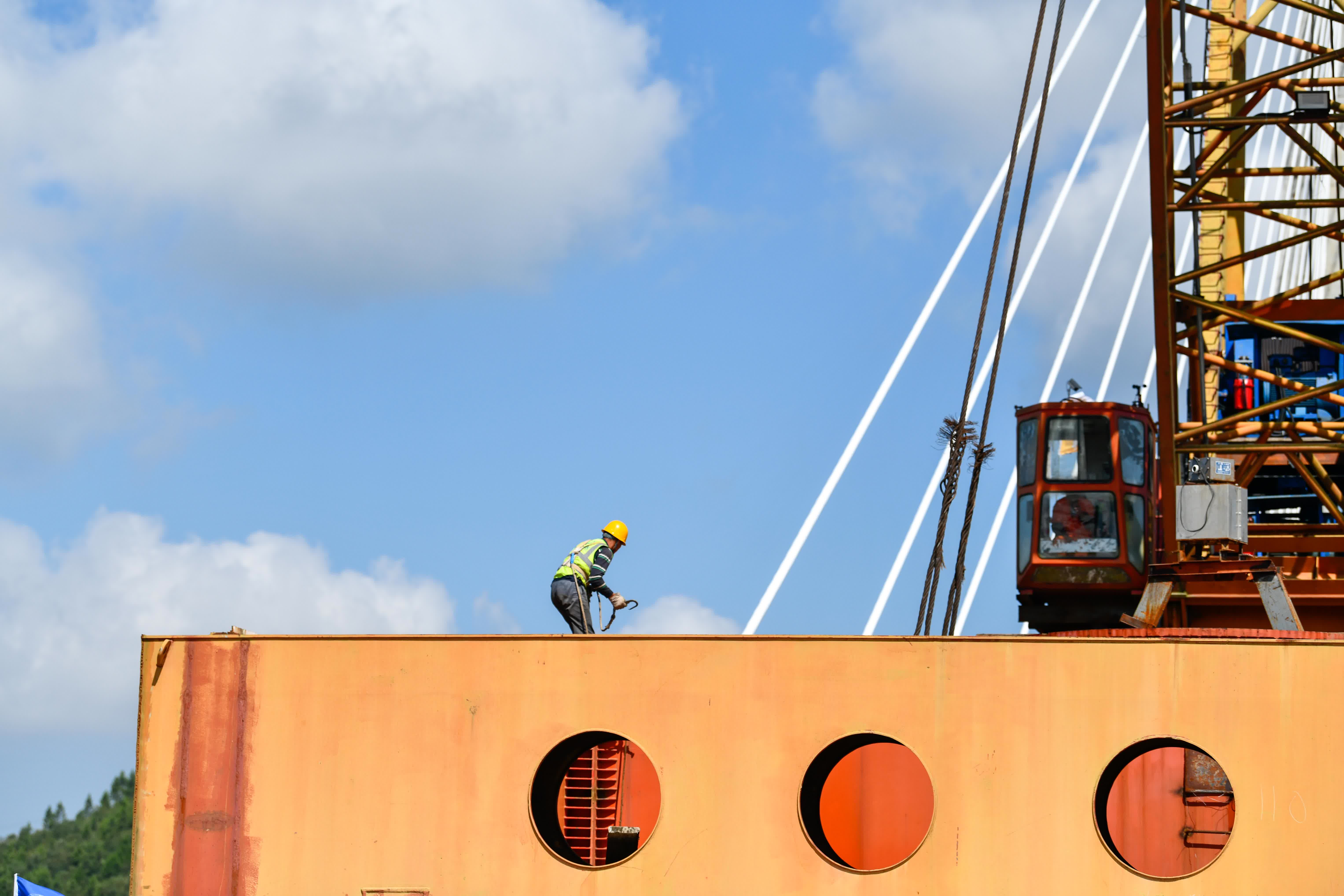 8月19日拍摄的贵州龙里河大桥（无人机照片）。（新華社）