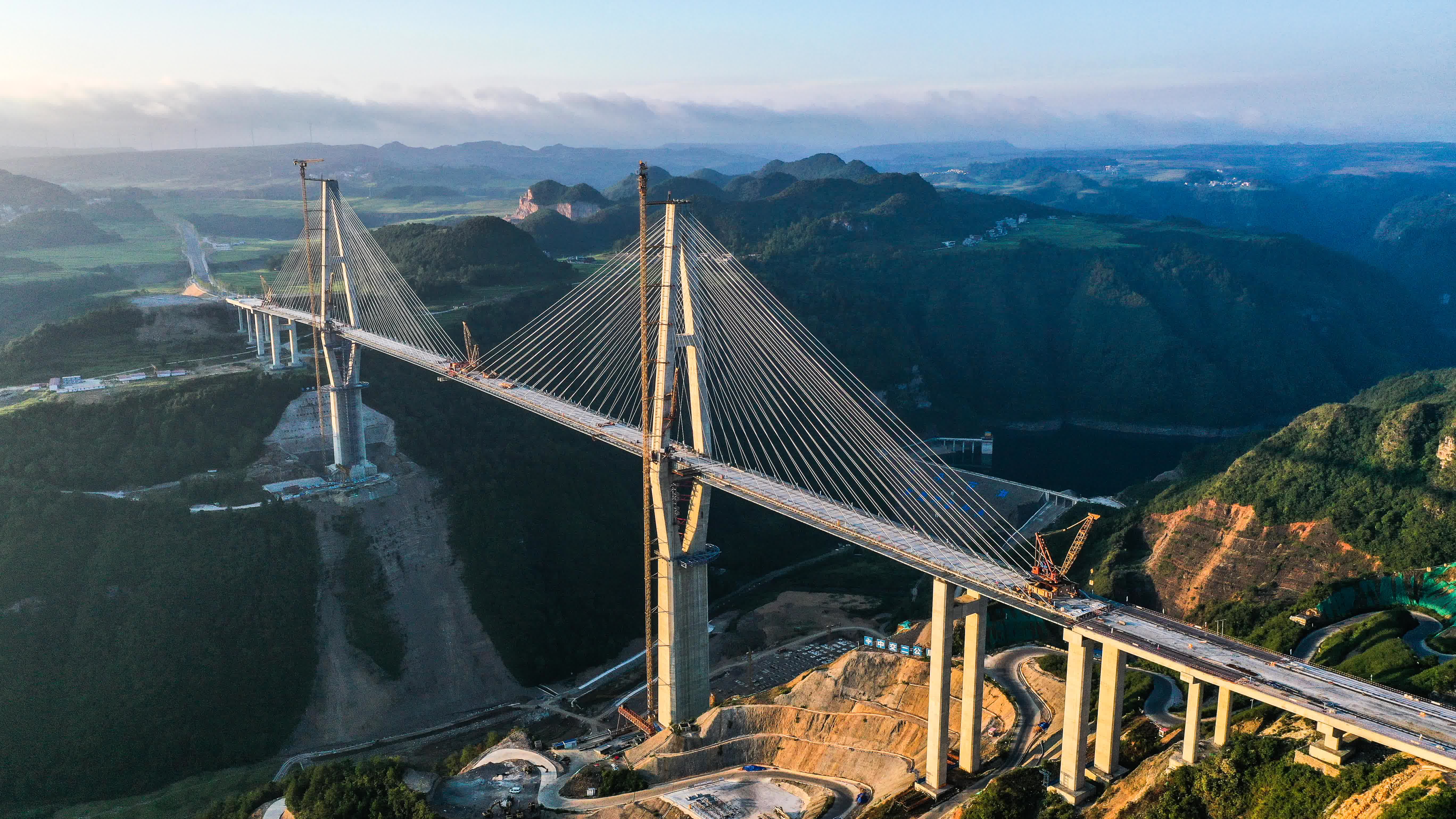 8月19日拍摄的贵州龙里河大桥（无人机照片）。（新華社）