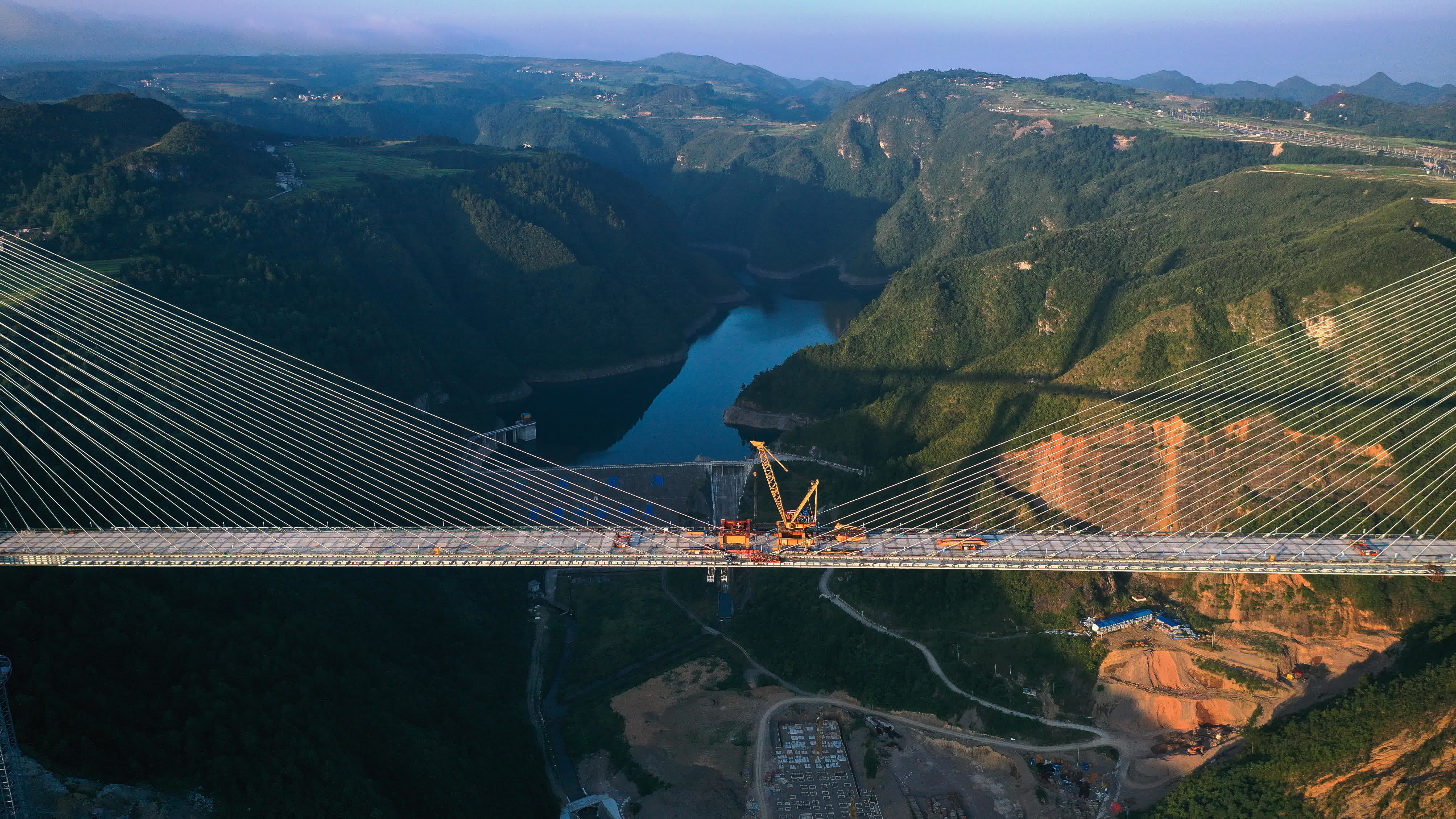 8月19日拍摄的贵州龙里河大桥（无人机照片）。（新華社）
