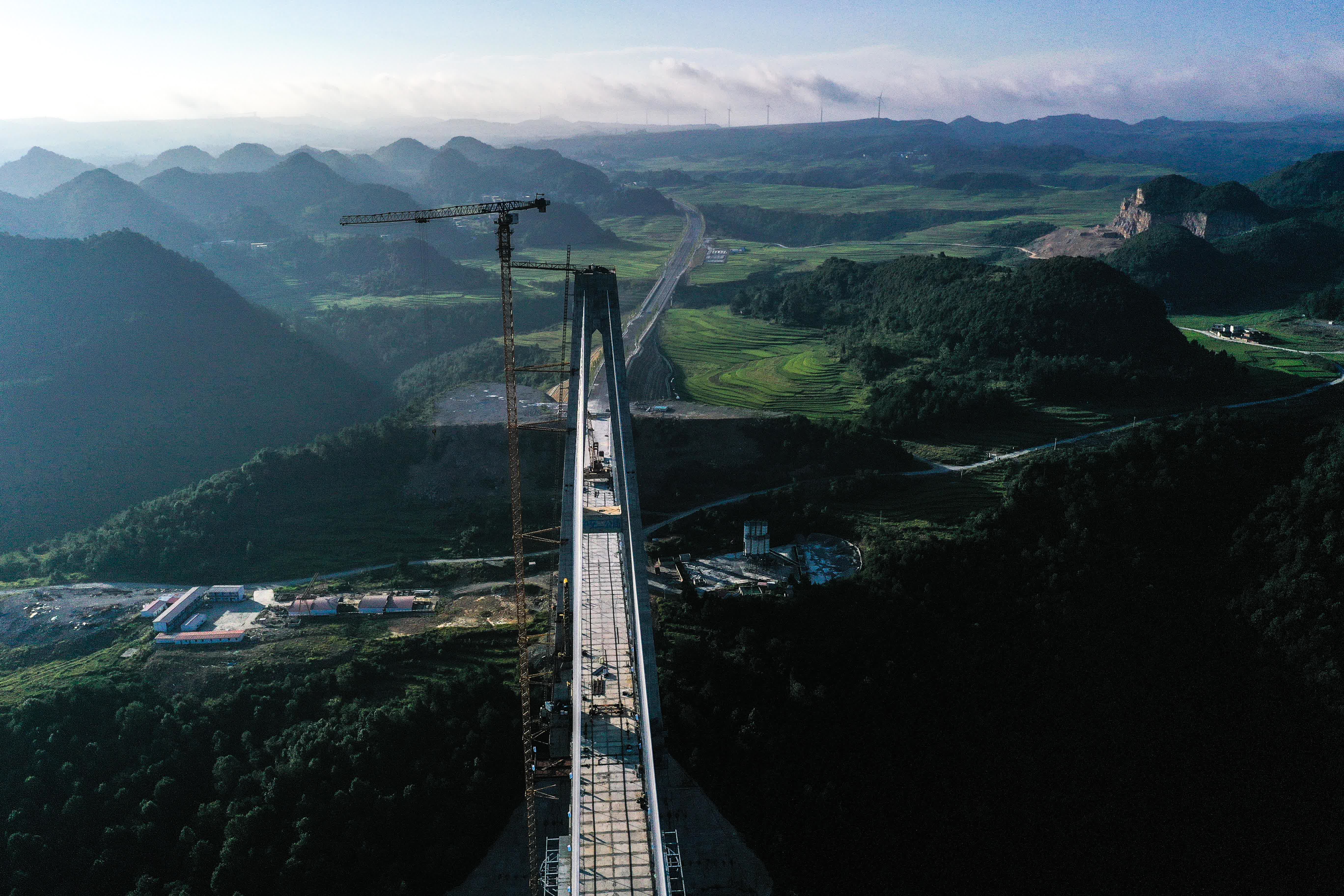 8月19日拍摄的贵州龙里河大桥（无人机照片）。（新華社）