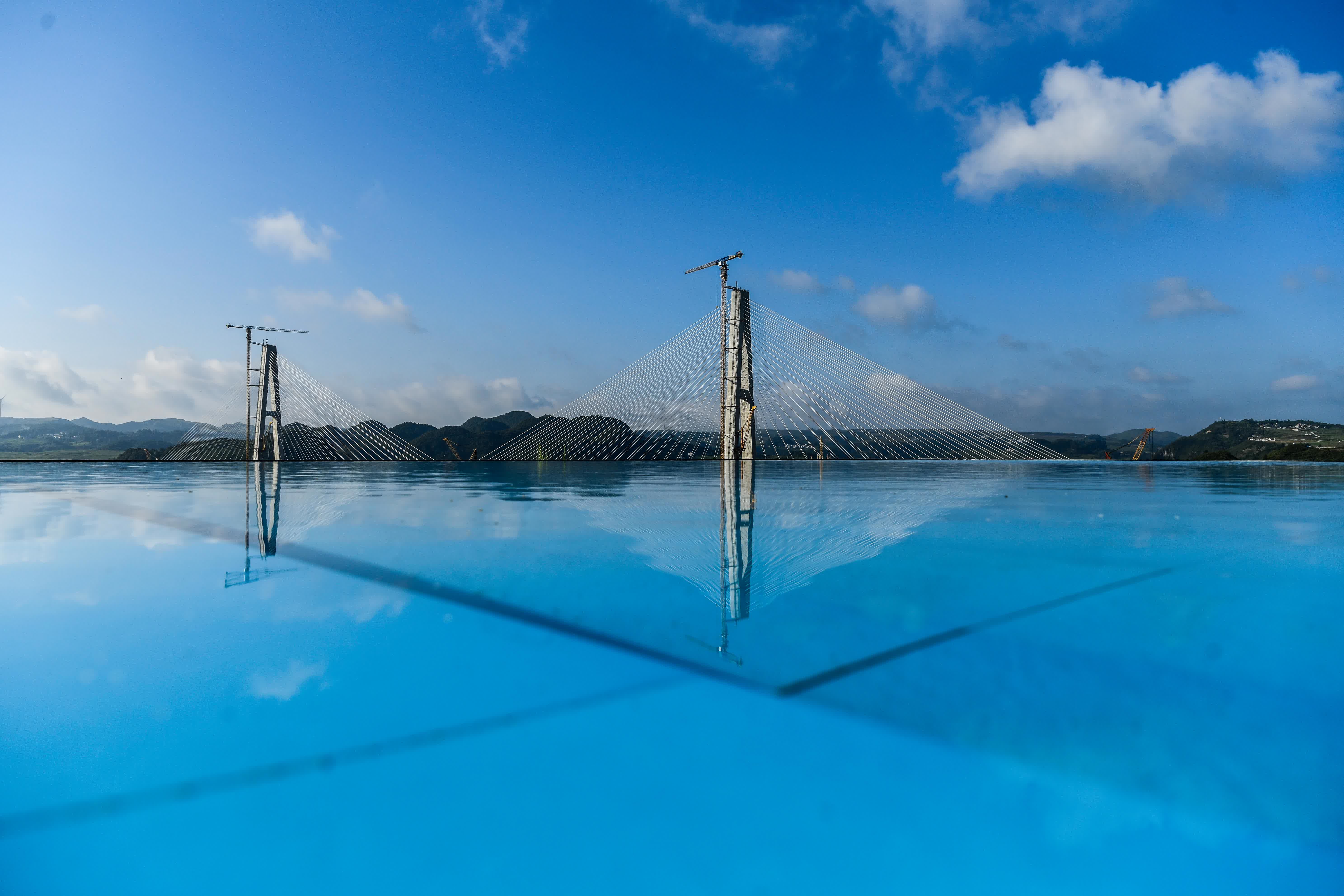 8月19日拍摄的贵州龙里河大桥（无人机照片）。（新華社）