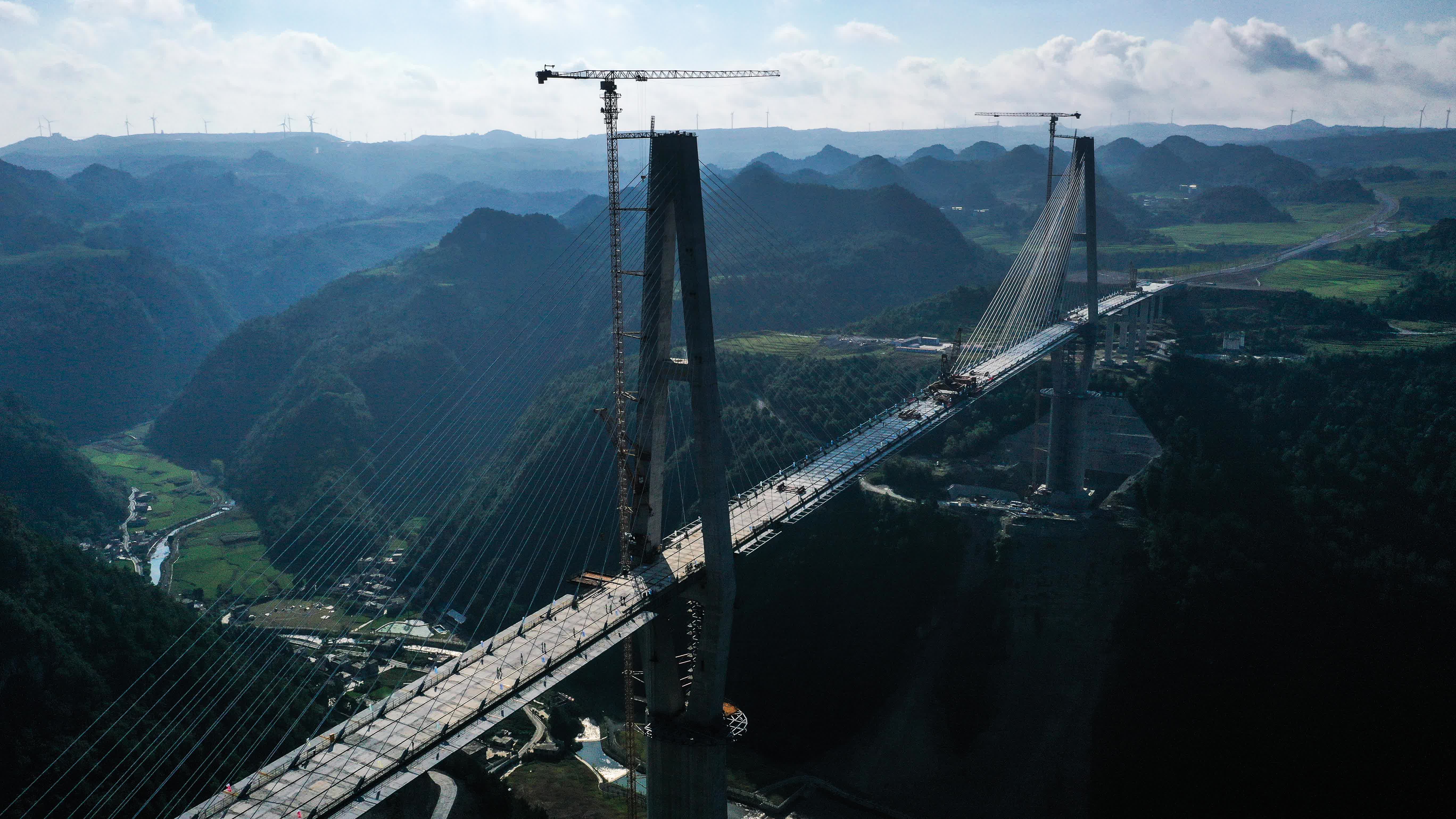 8月19日拍摄的贵州龙里河大桥（无人机照片）。（新華社）