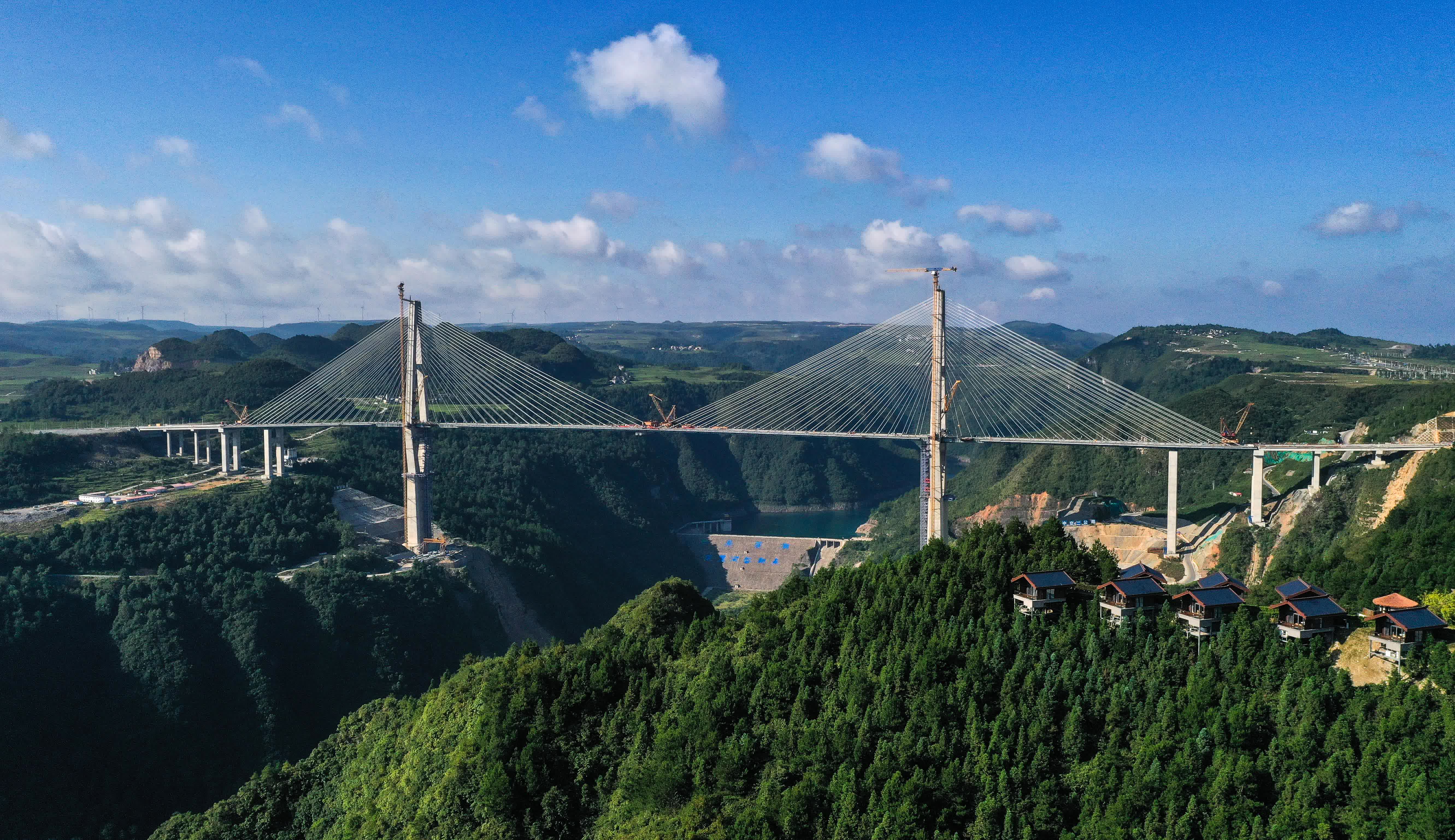 8月19日拍摄的贵州龙里河大桥（无人机照片）。（新華社）
