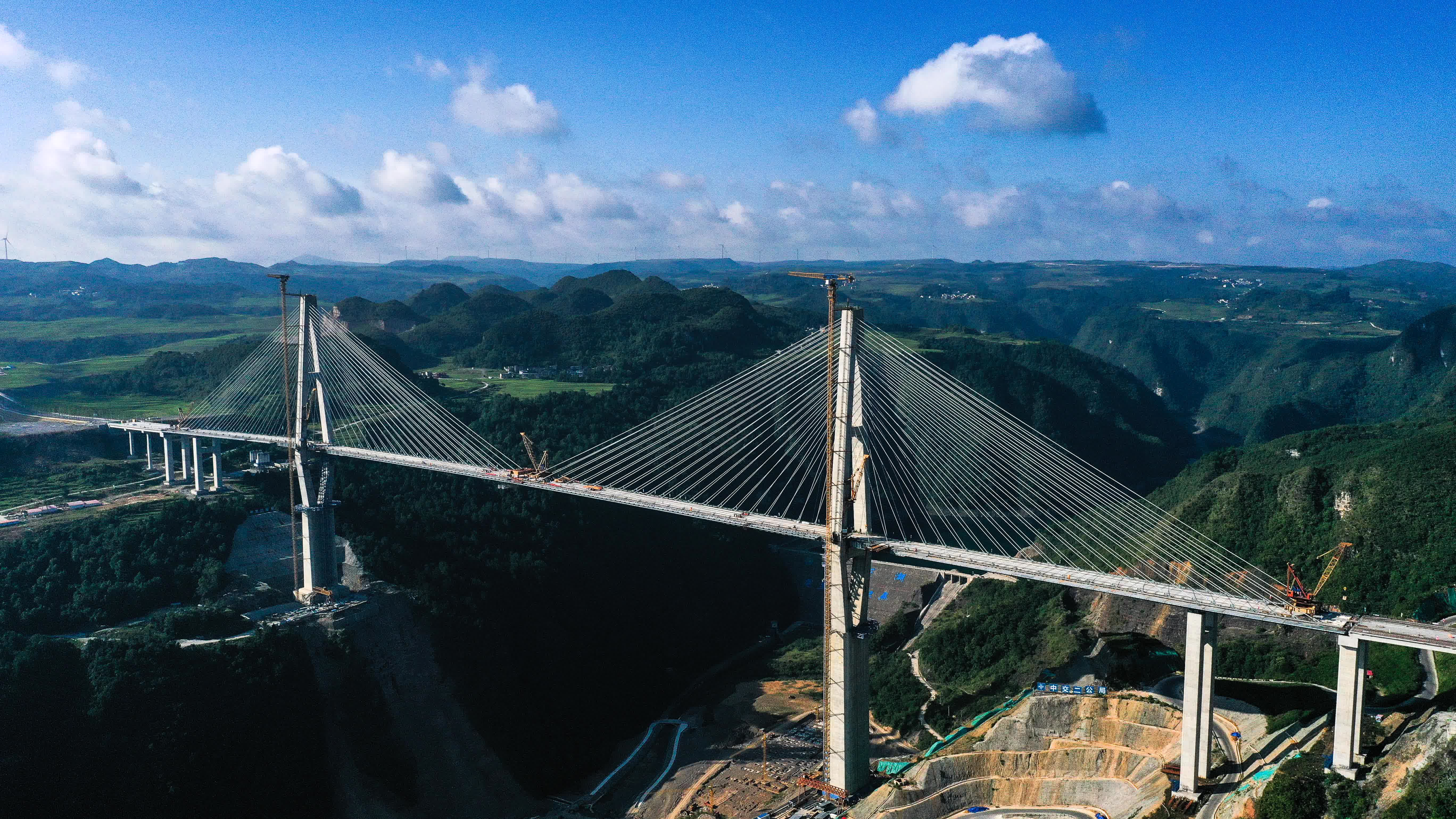 8月19日拍摄的贵州龙里河大桥（无人机照片）。（新華社）