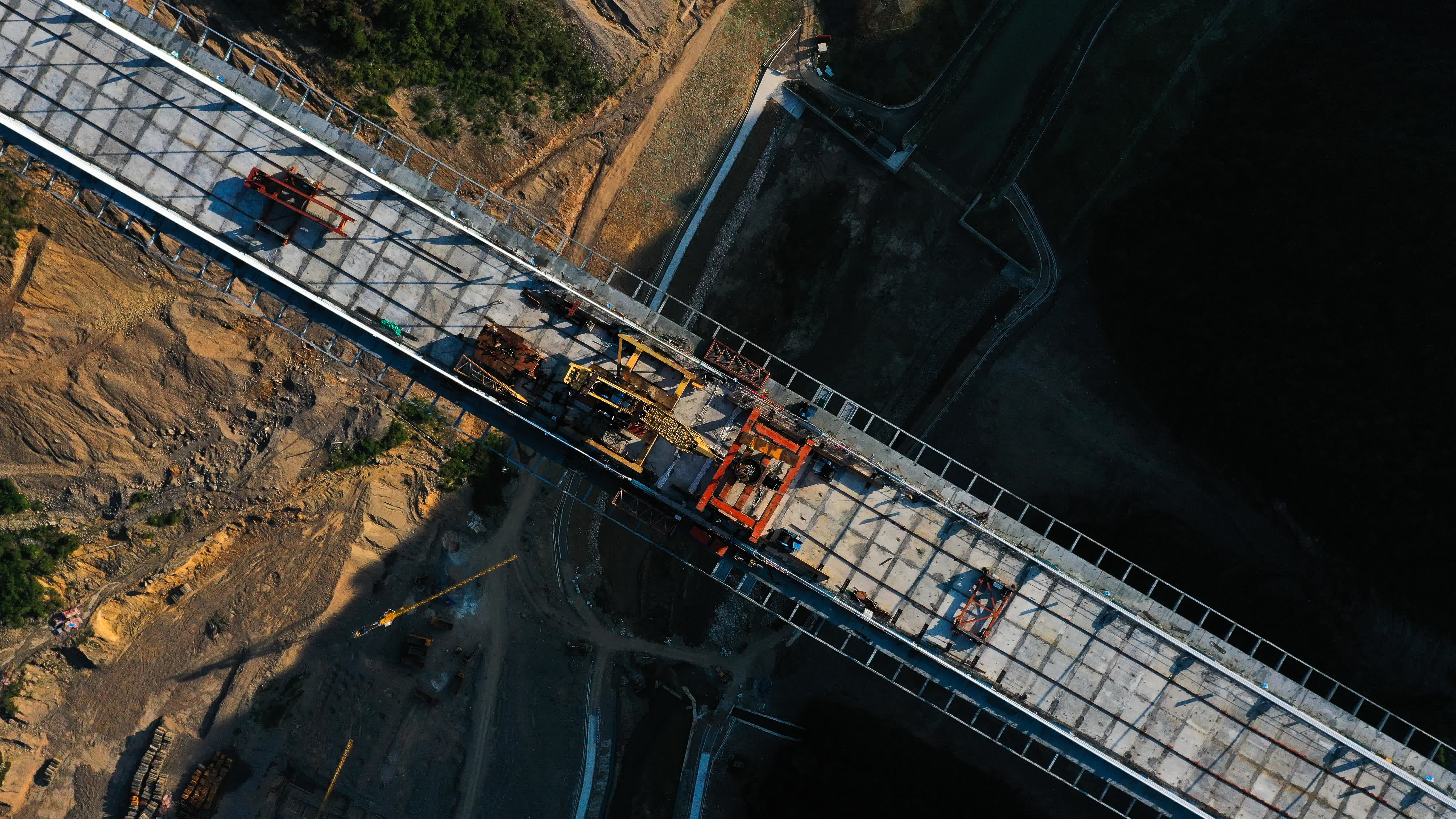 8月19日拍摄的贵州龙里河大桥（无人机照片）。（新華社）
