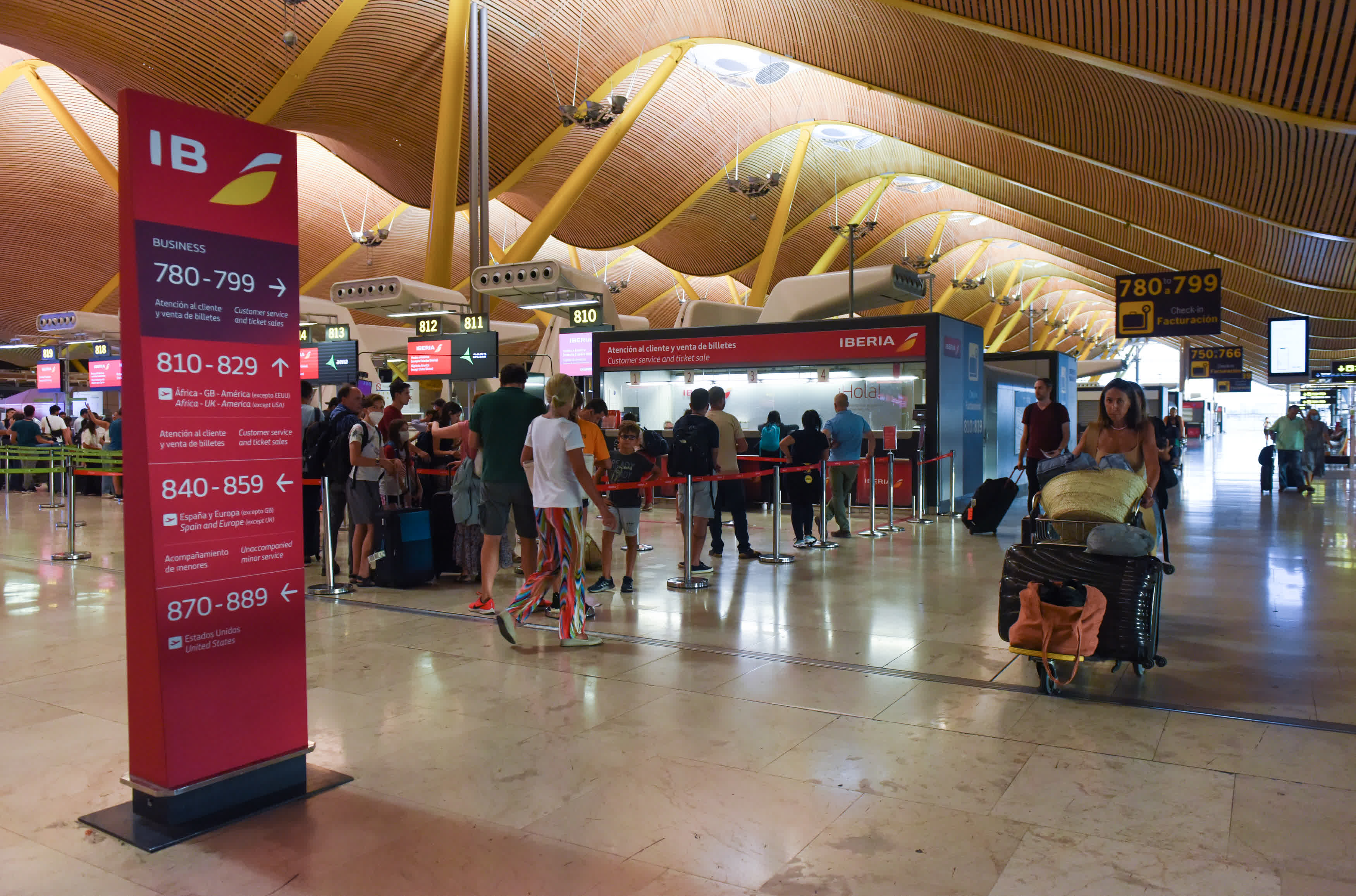 8月29日，旅客在西班牙馬德里巴拉哈斯機場等待出發。（新華社）