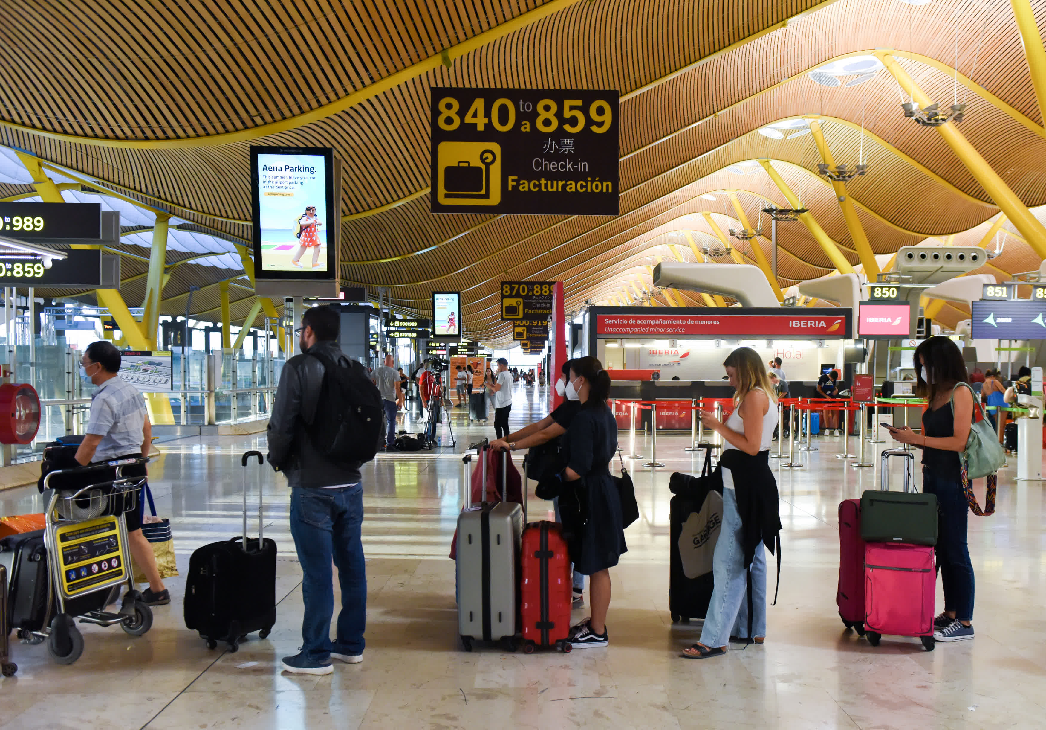 8月29日，旅客在西班牙馬德里巴拉哈斯機場等待出發。（新華社）