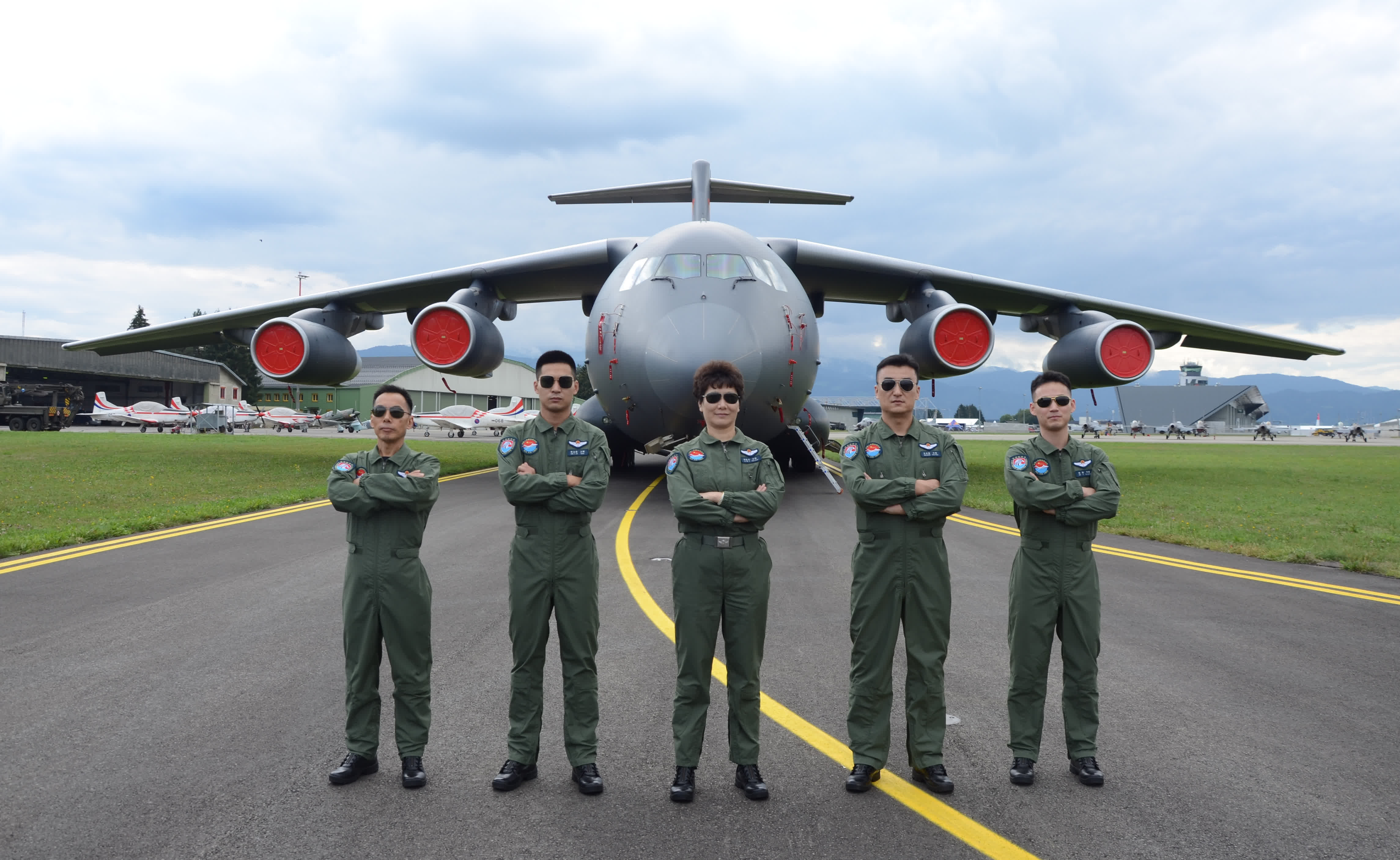9月1日，在奧地利採爾特韋格機場，中國空軍運-20機組人員在運-20前合影。（新華社）