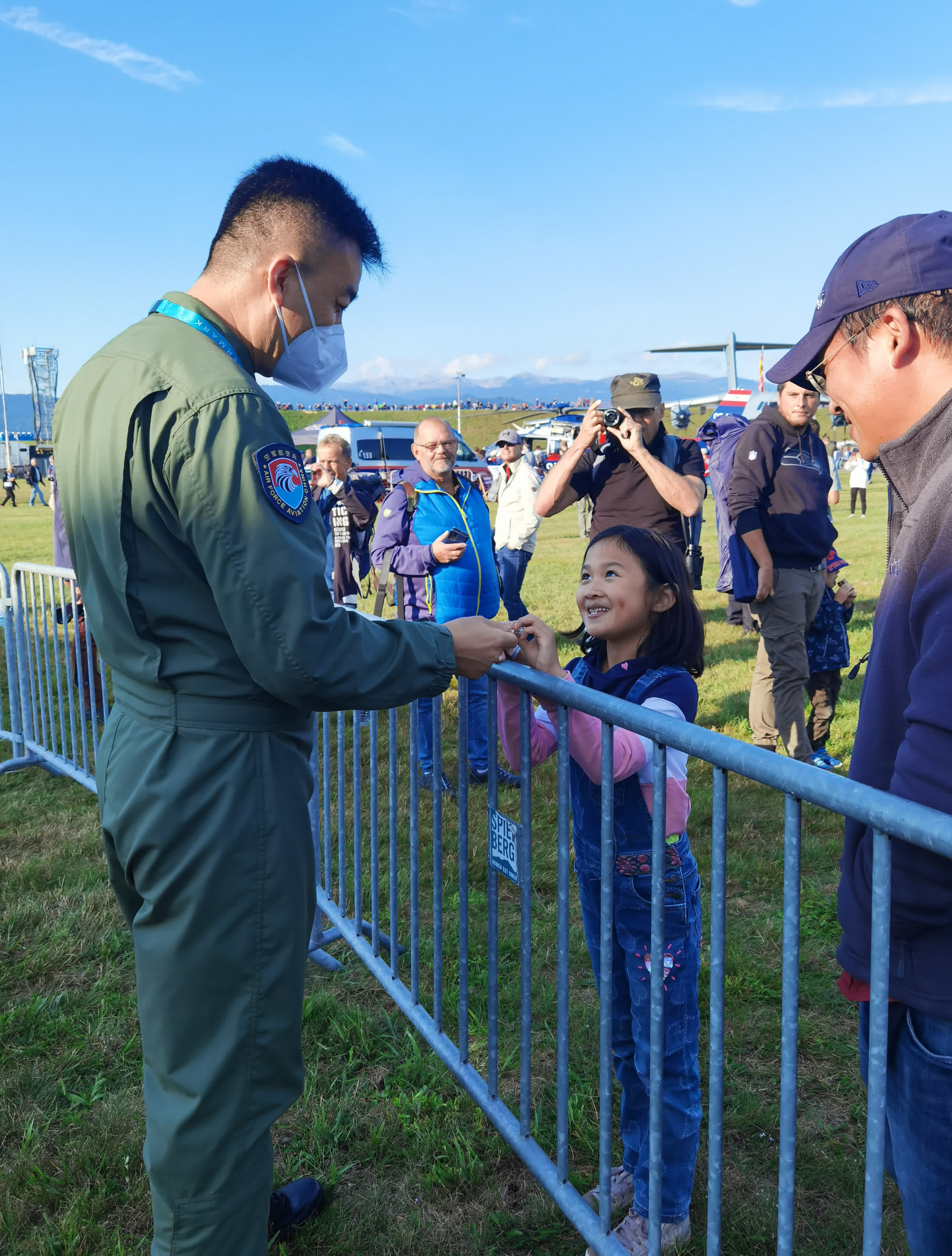 9月2日，在奧地利採爾特韋格機場，中國空軍運-20飛行員與航展觀眾交流。（新華社）