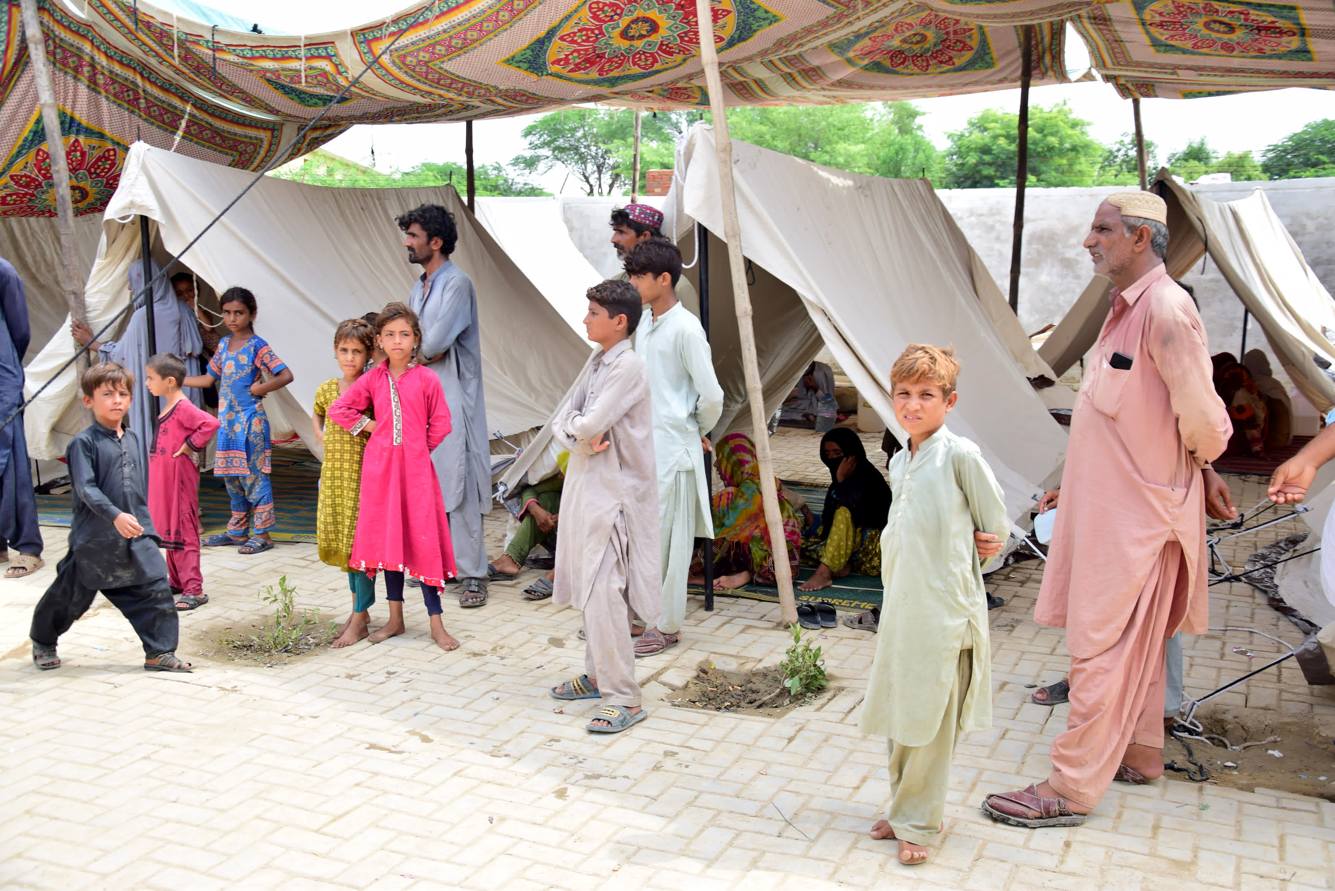 9月3日，在巴基斯坦俾路支省，受災居民在帳篷休息。（新華社）