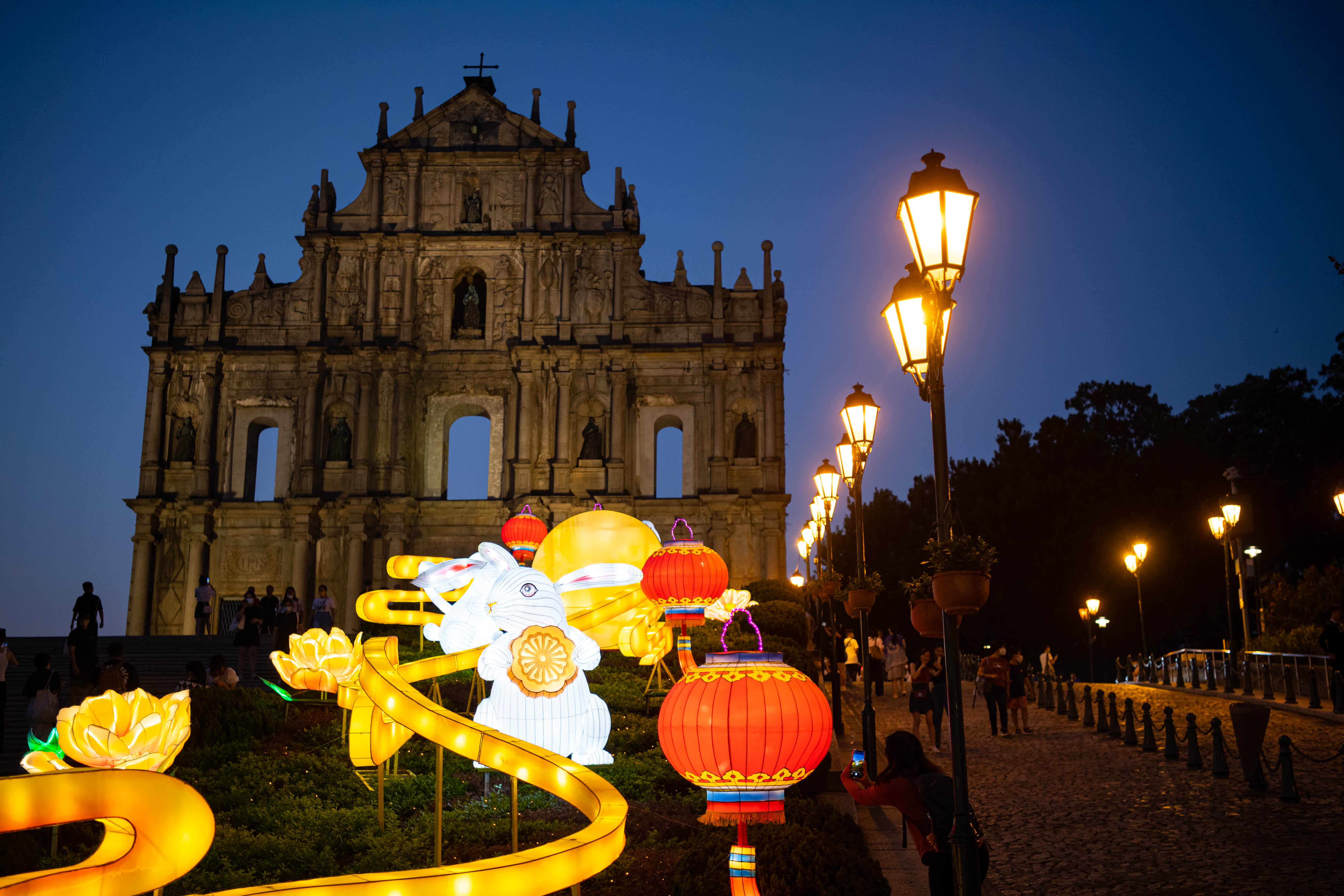 9月3日拍攝的澳門大三巴牌坊前的節日燈飾。（新華社）