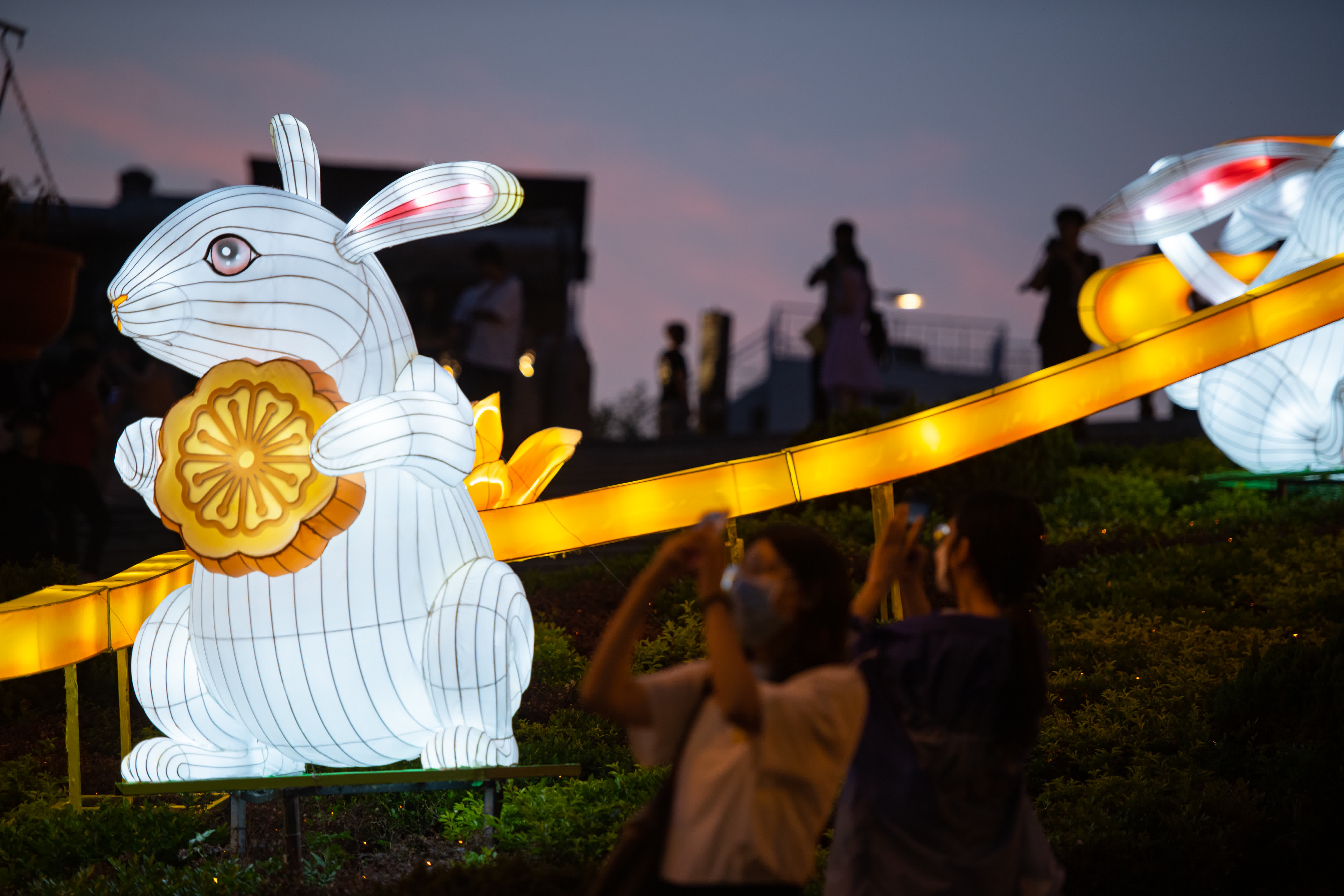 9月3日，人們在澳門大三巴牌坊前拍攝節日燈飾。（新華社）