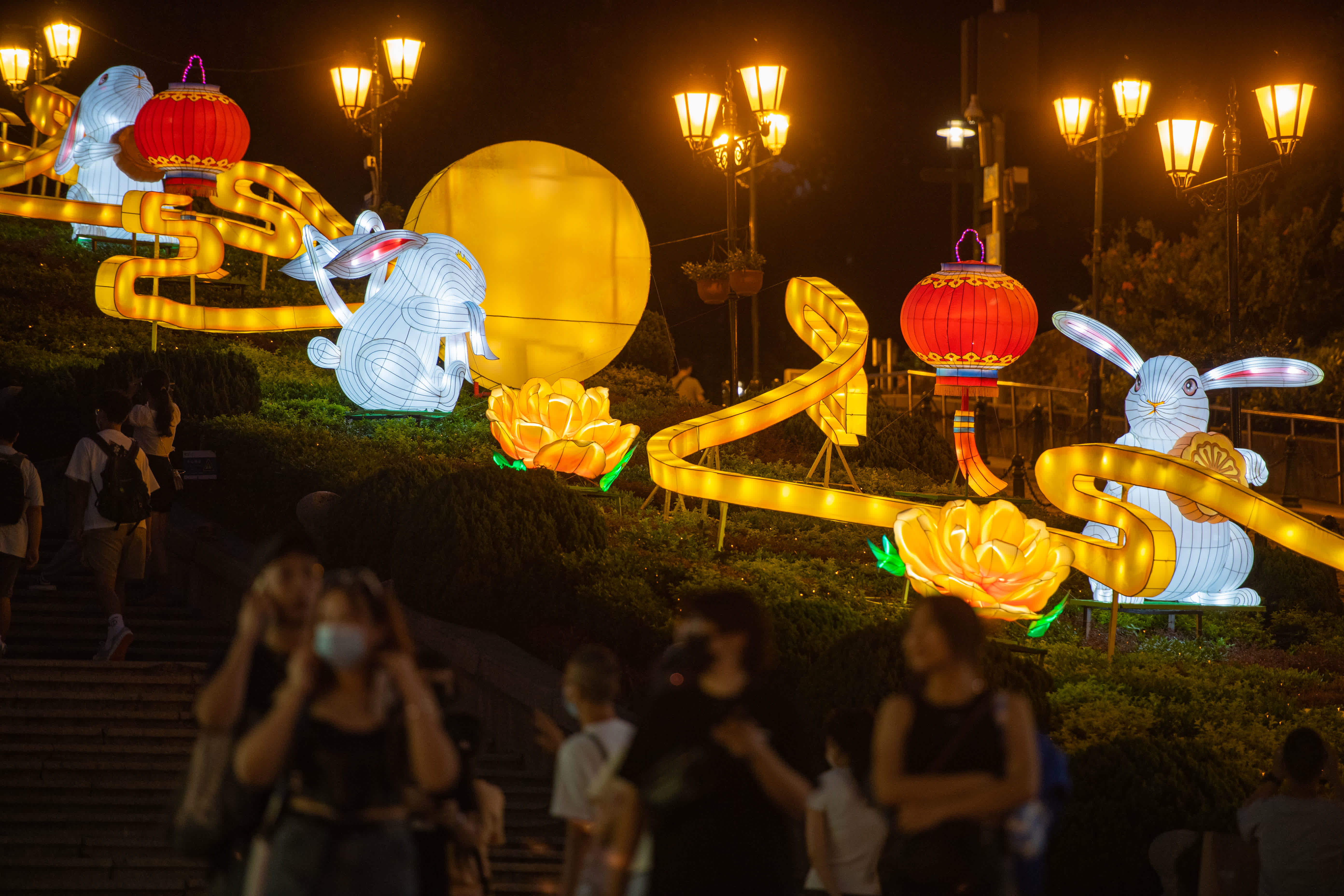 9月3日拍攝的澳門大三巴牌坊前的節日燈飾。（新華社）
