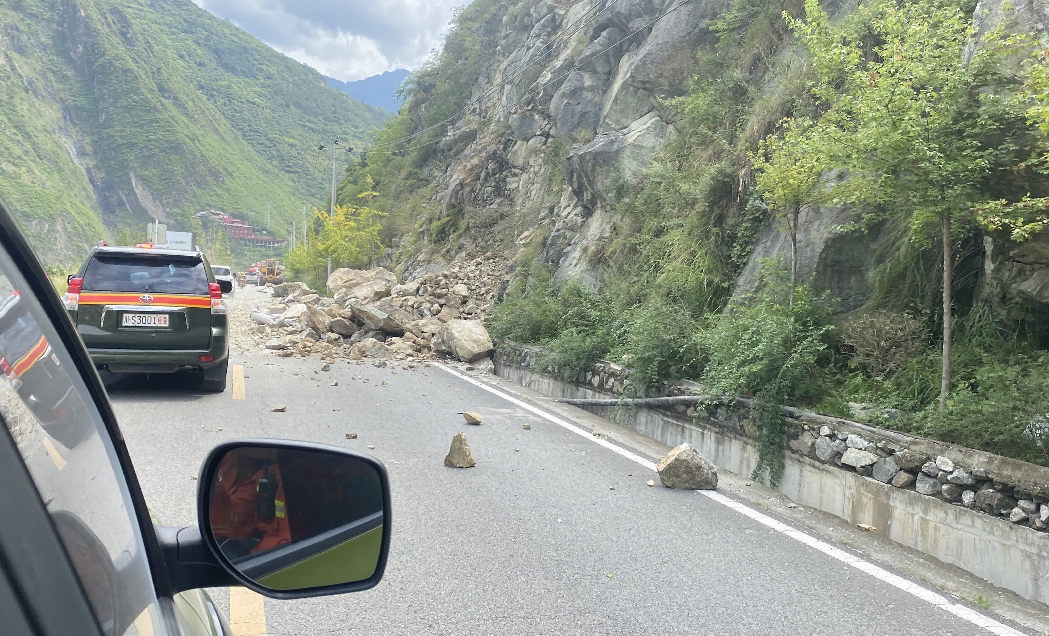 四川省森林消防總隊甘孜支隊在前往瀘定縣的路上發現的塌方情況。