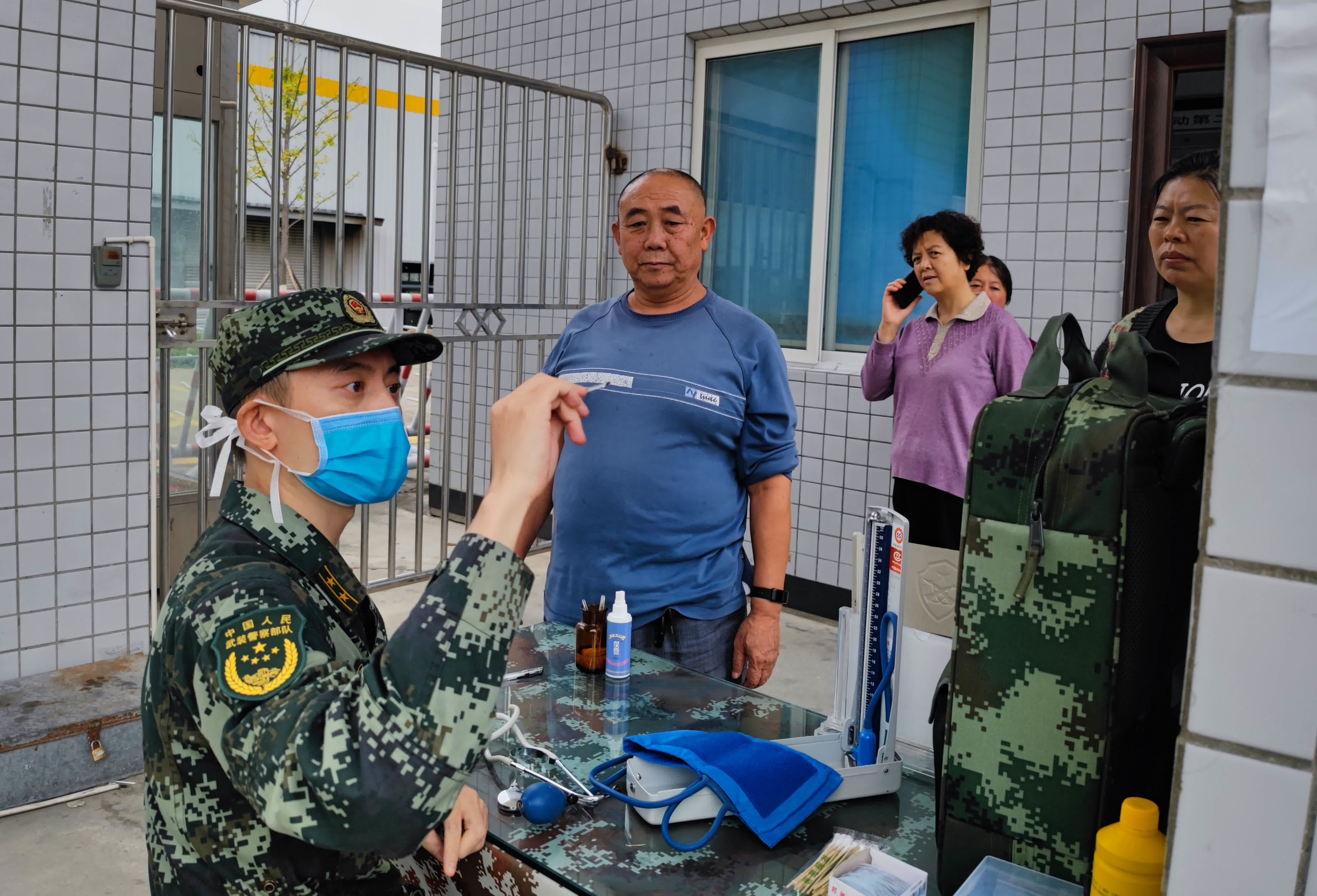 武警四川總隊醫院駐甘孜前置醫療小組醫生在瀘定縣冷磧鎮開展醫療救治工作。