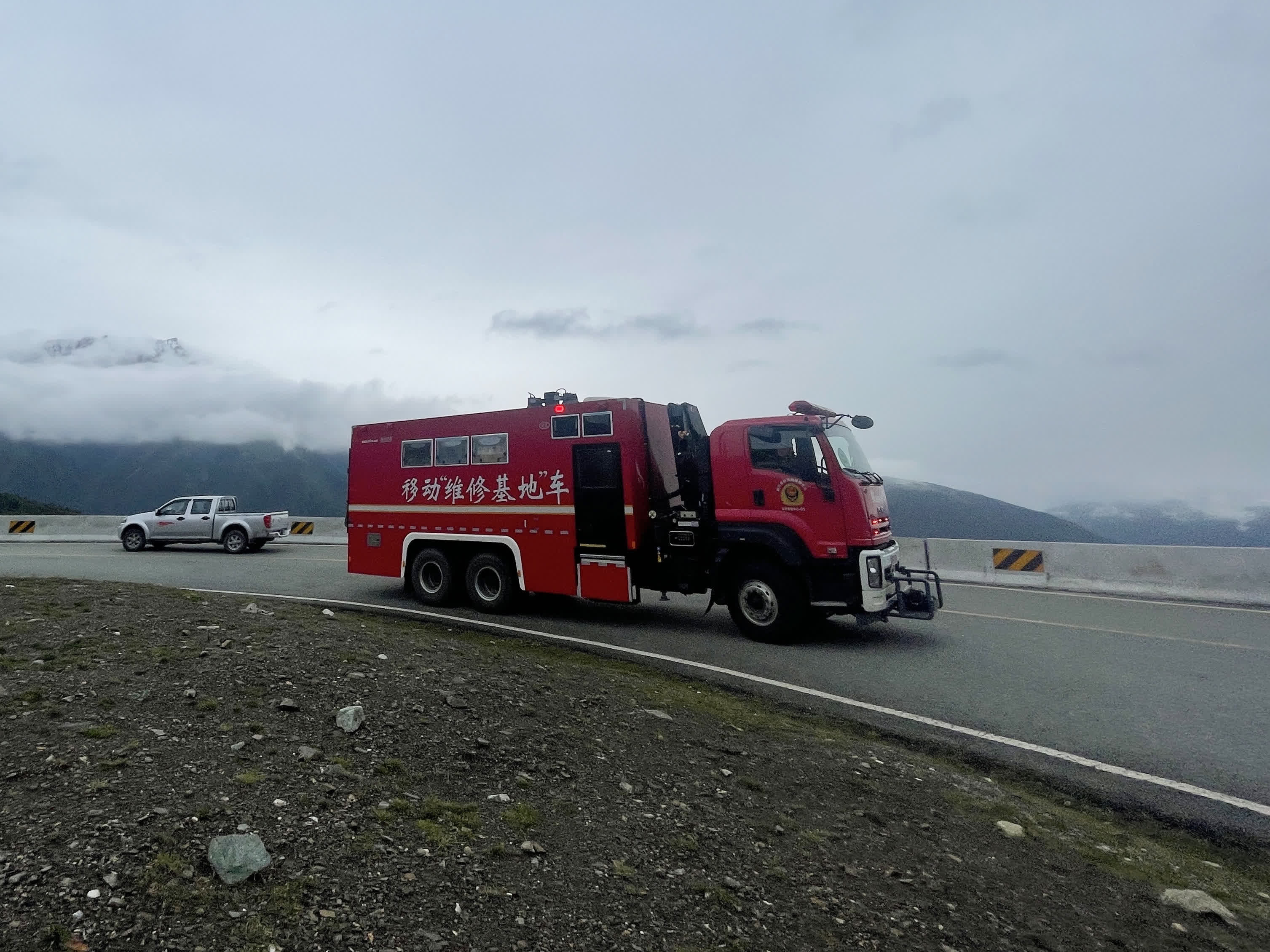 救援車輛行駛在四川省甘孜州通往瀘定縣磨西鎮的路上。