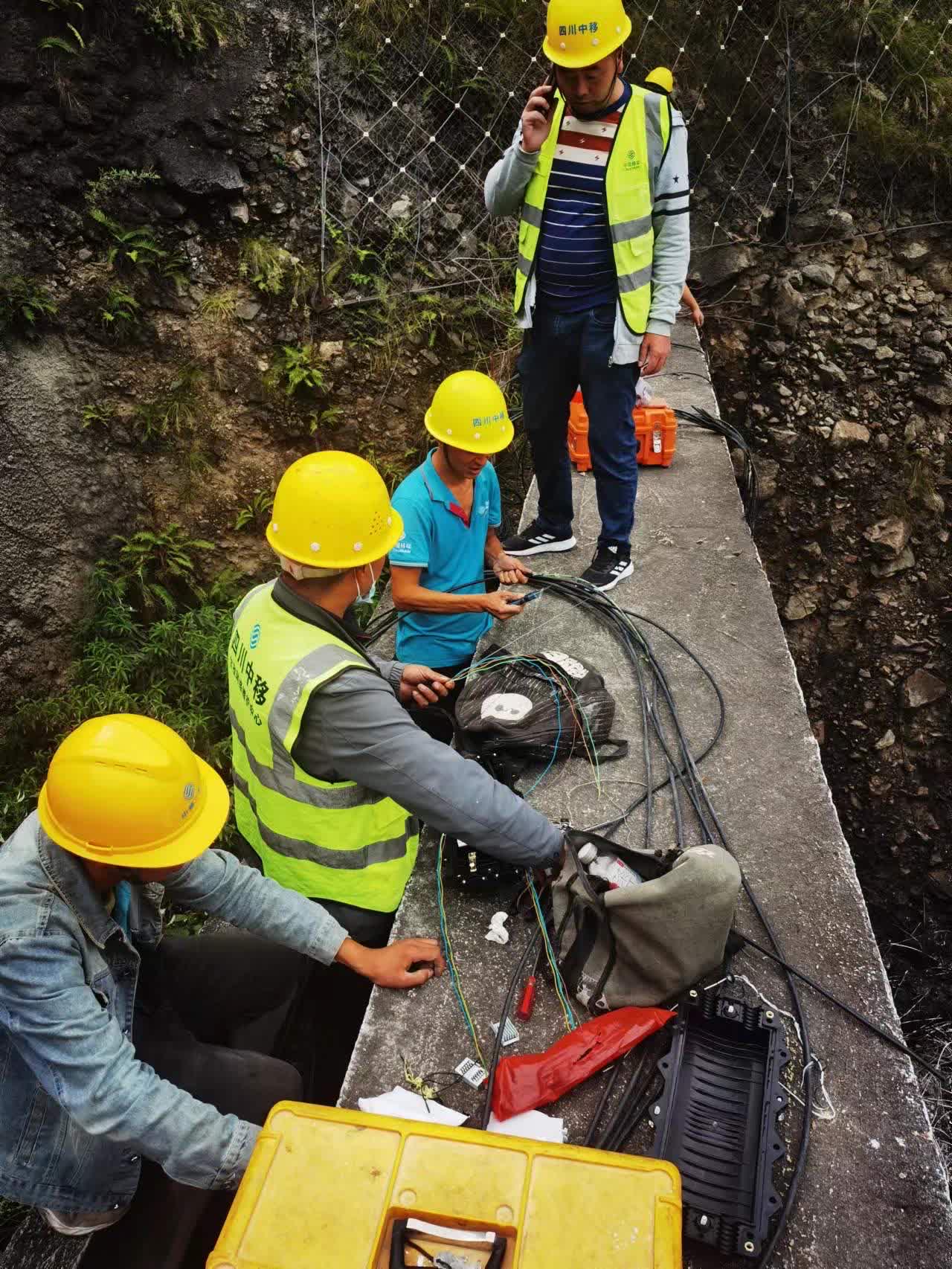 中國移動四川公司網絡保障團隊緊急搶修石棉至瀘定因地震受損的通信光纜。