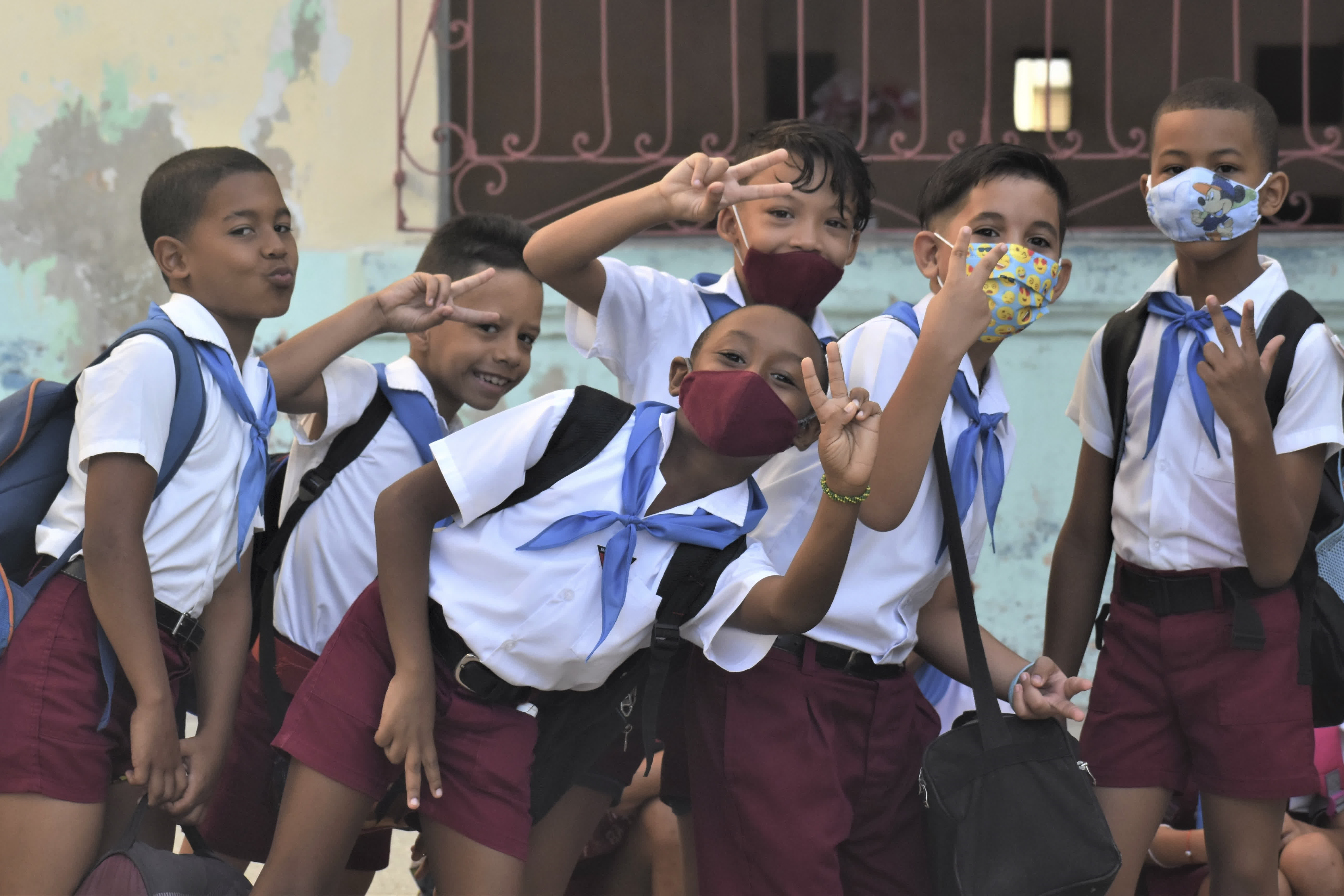 這是9月5日在古巴哈瓦那一所小學拍攝的學生們。（新華社）