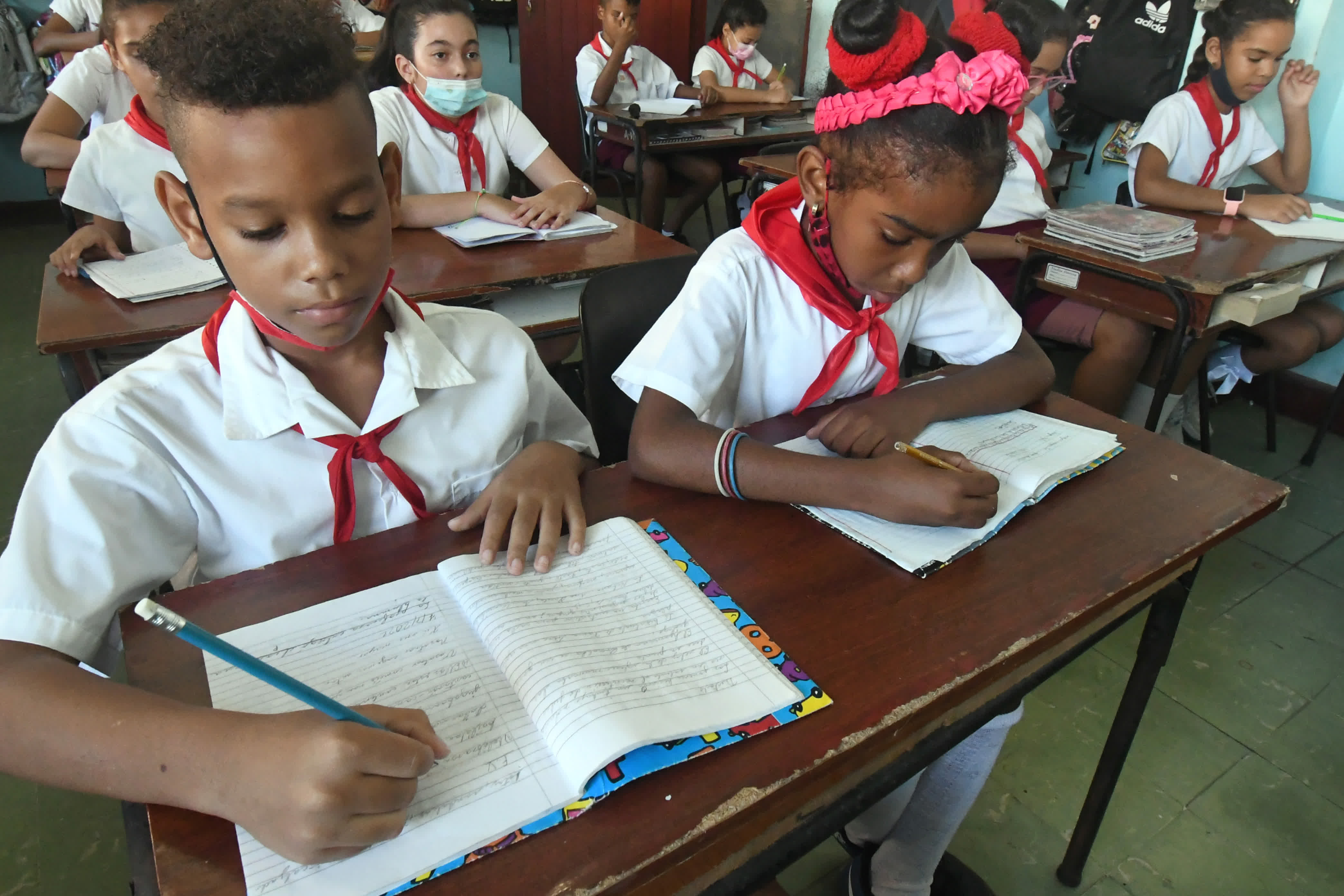 9月5日，學生們在古巴哈瓦那一所小學的教室裏上課。（新華社）