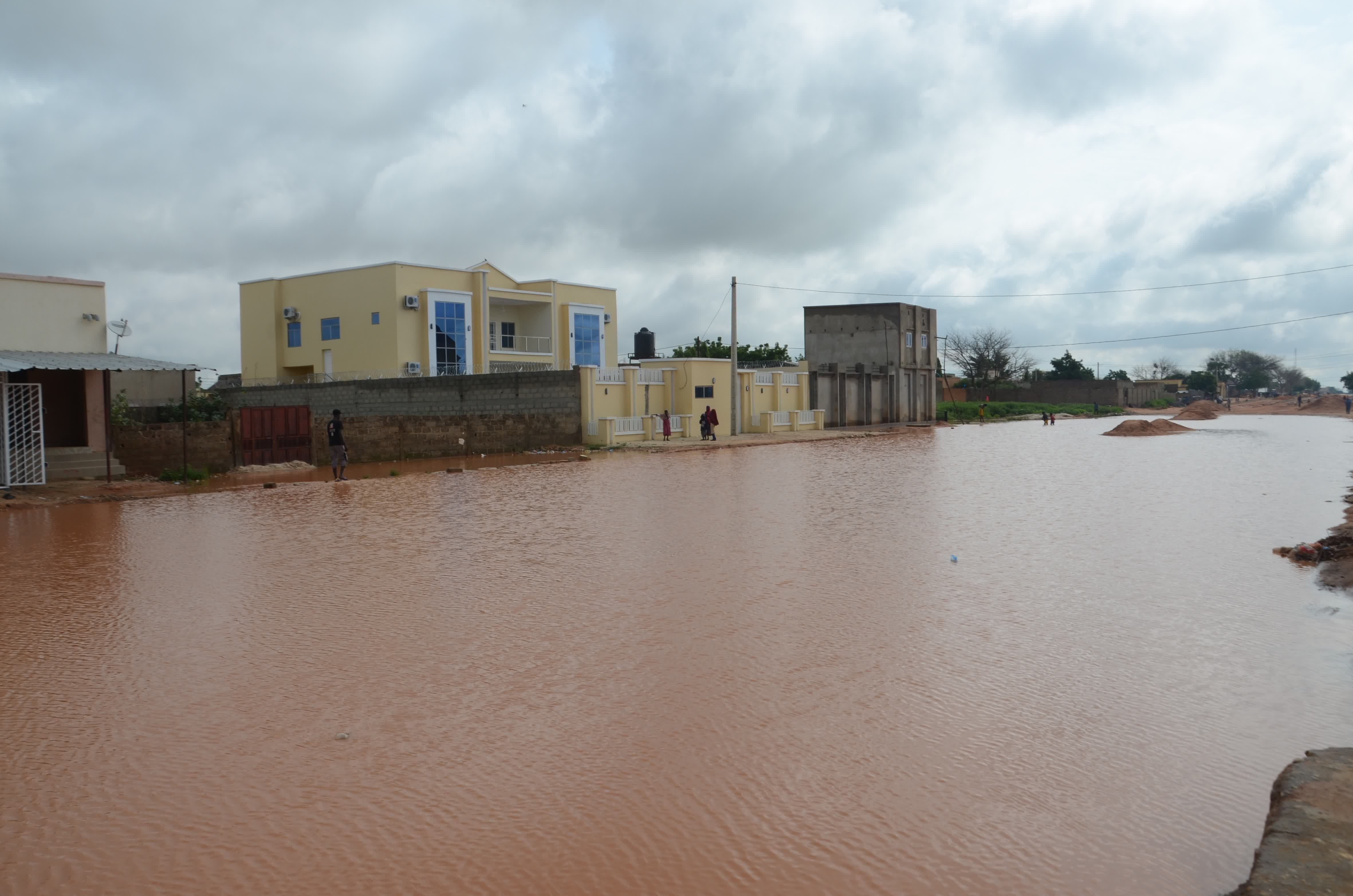 這是尼日爾南部馬拉迪地區馬拉迪市一處積水的道路（9月2日攝）。（新華社）