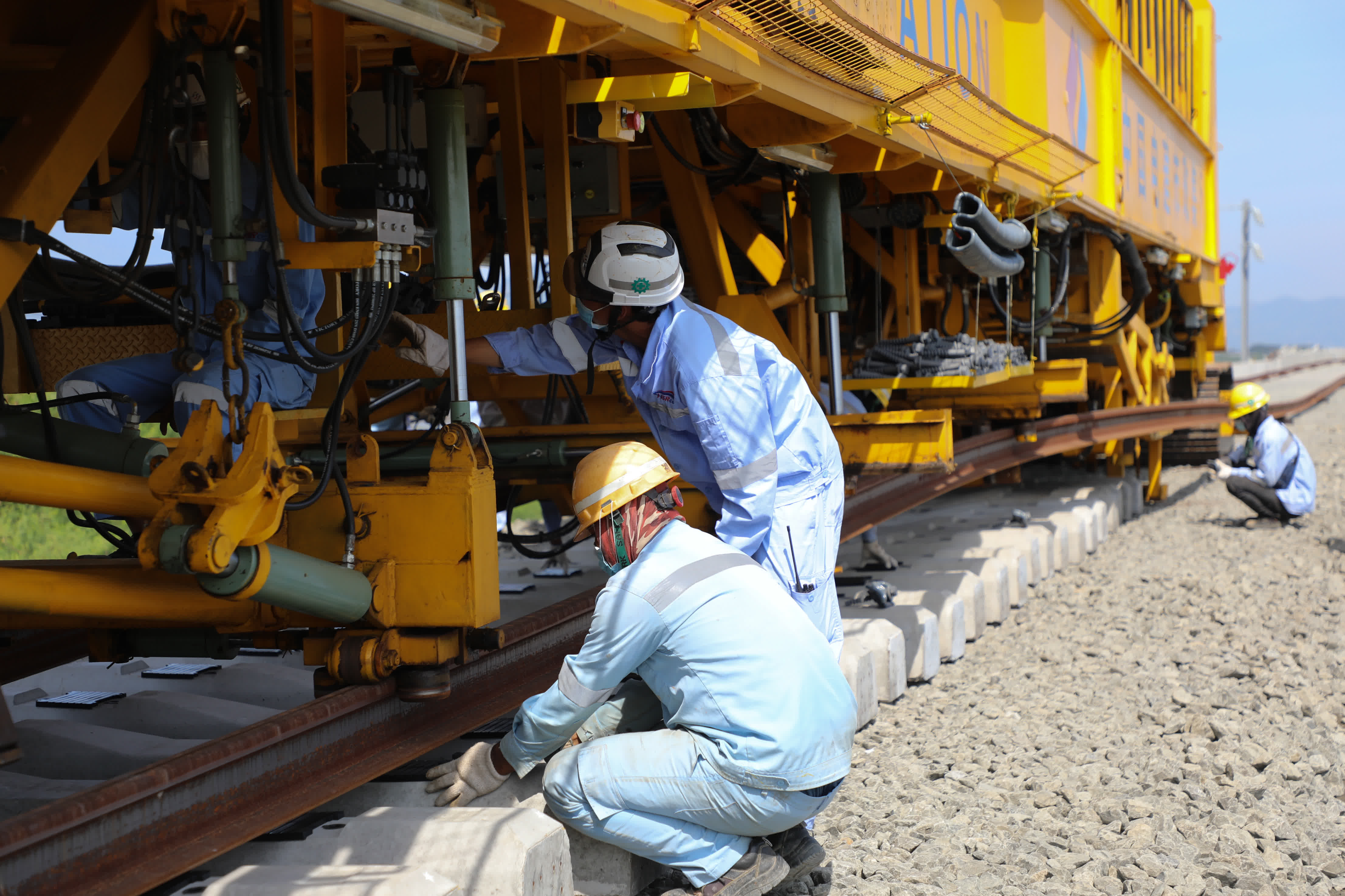 7月1日，在印度尼西亞萬隆，工人在雅萬高鐵正線有砟軌道鋪設施工現場作業。（新華社）